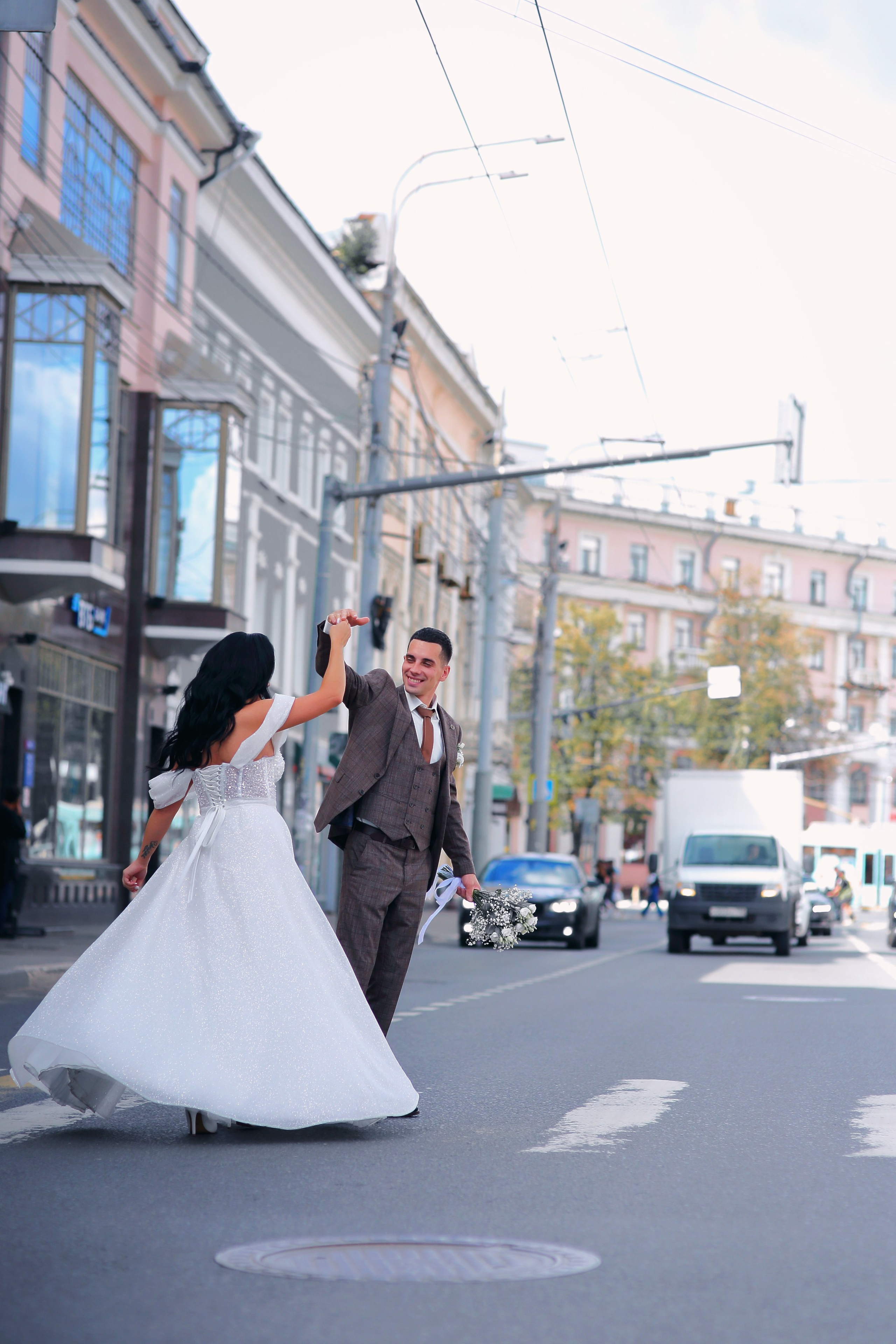 Съемка пары Марии и Ильи, гуляющих по городу. Свадебный и репортажный фотограф в Ярославле и Санкт-Петербурге Роман Микрюков