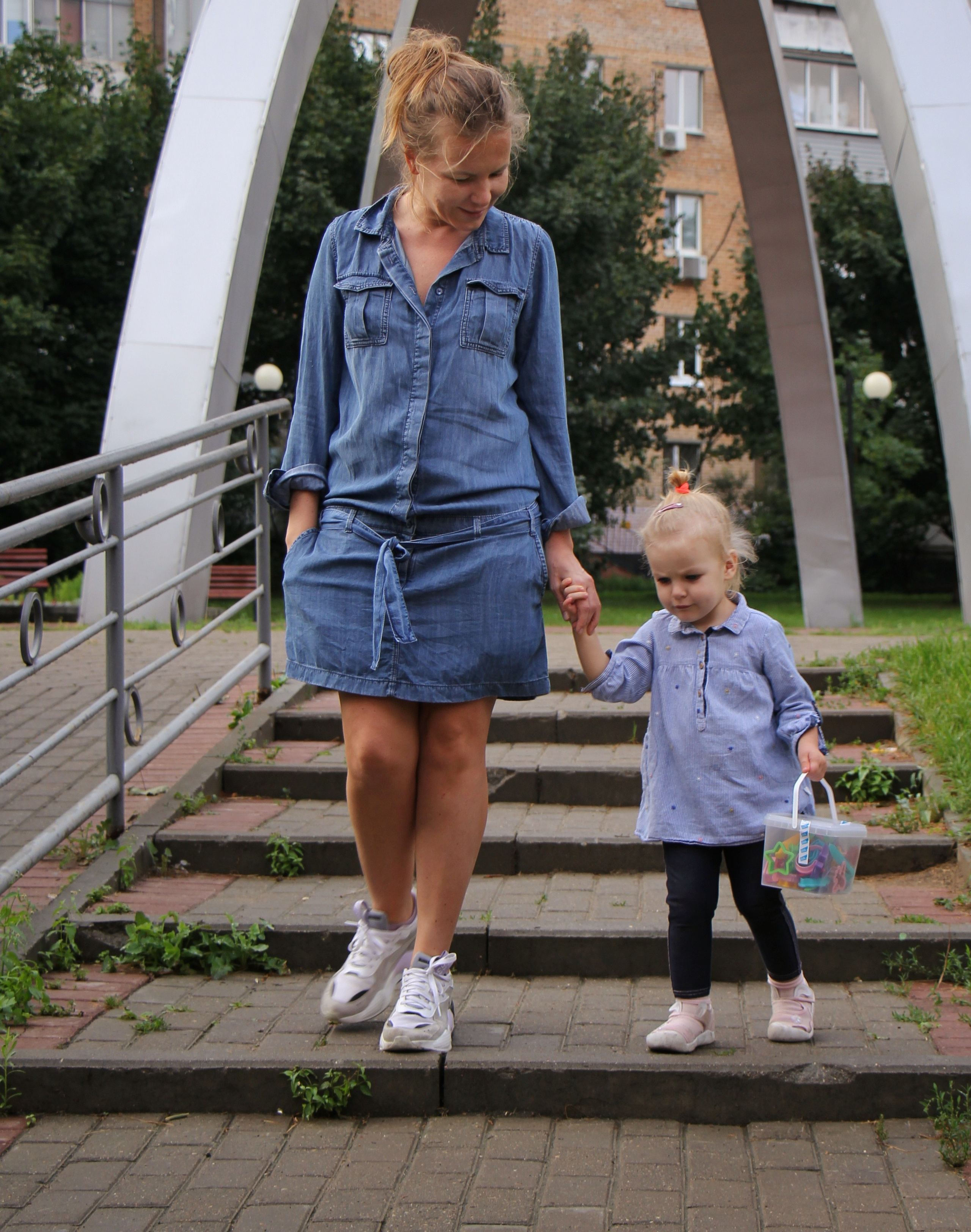 На прогулке Маша с мамой. Портретный фотограф Москва