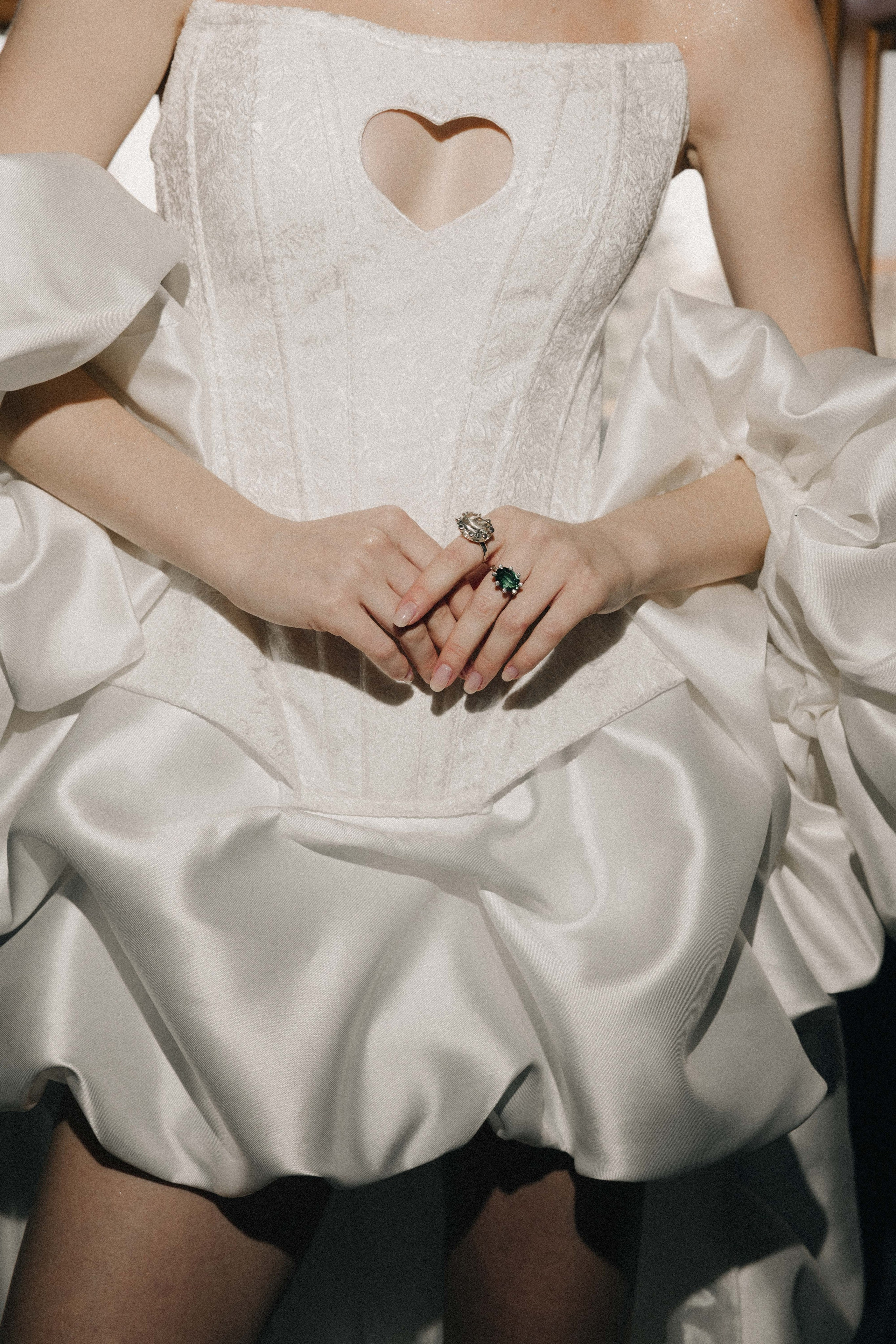 Счастливая пара позирует на свадебной фотосессии на фоне зеленой ткани в театре ,фэшн съемка ,топ 100 — свадебный фотограф Алена Межевова