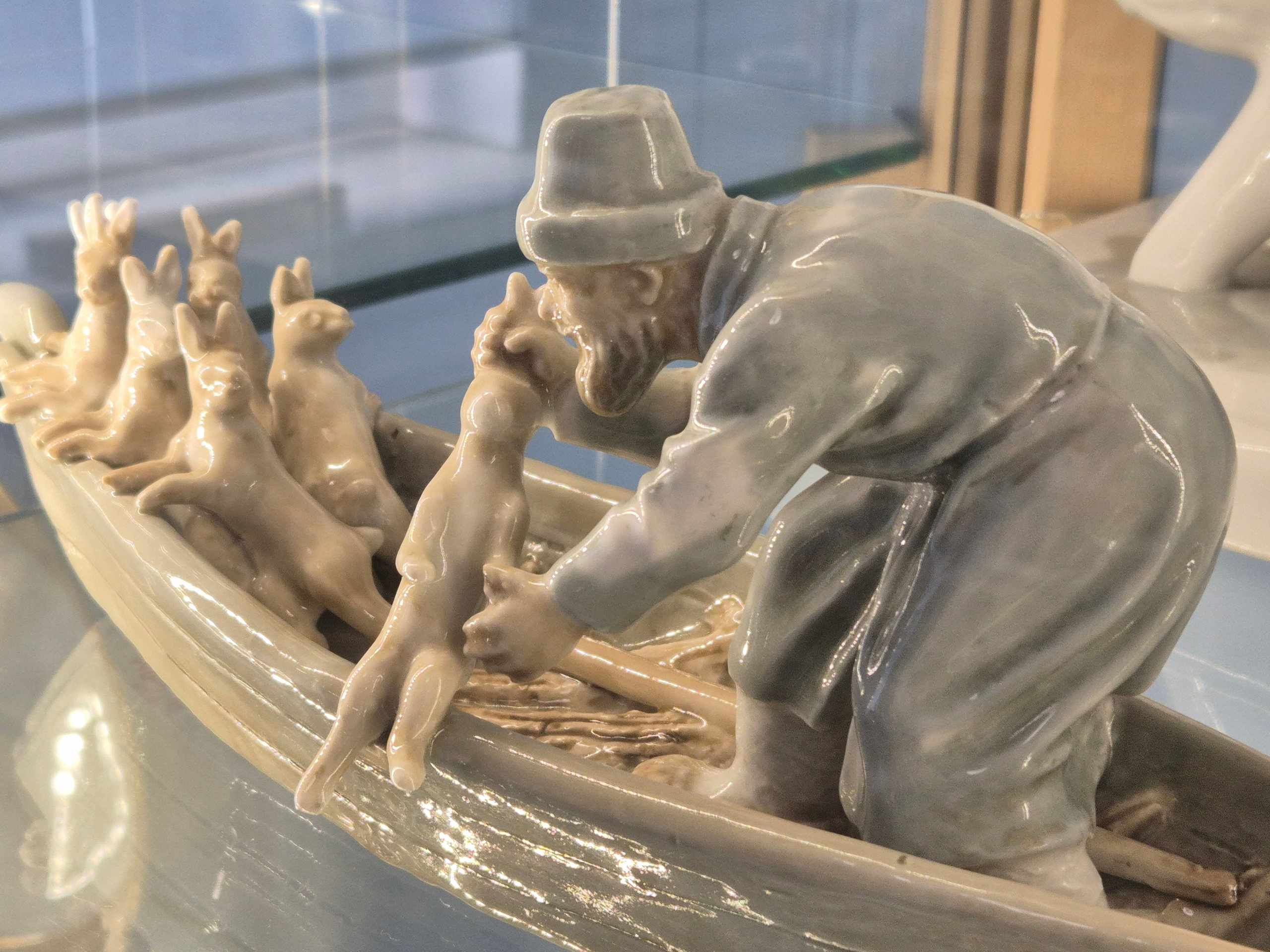 Странная статуэтка деда Мазая - Герасима. Не очень понятно спасает ли он зайцев или топит