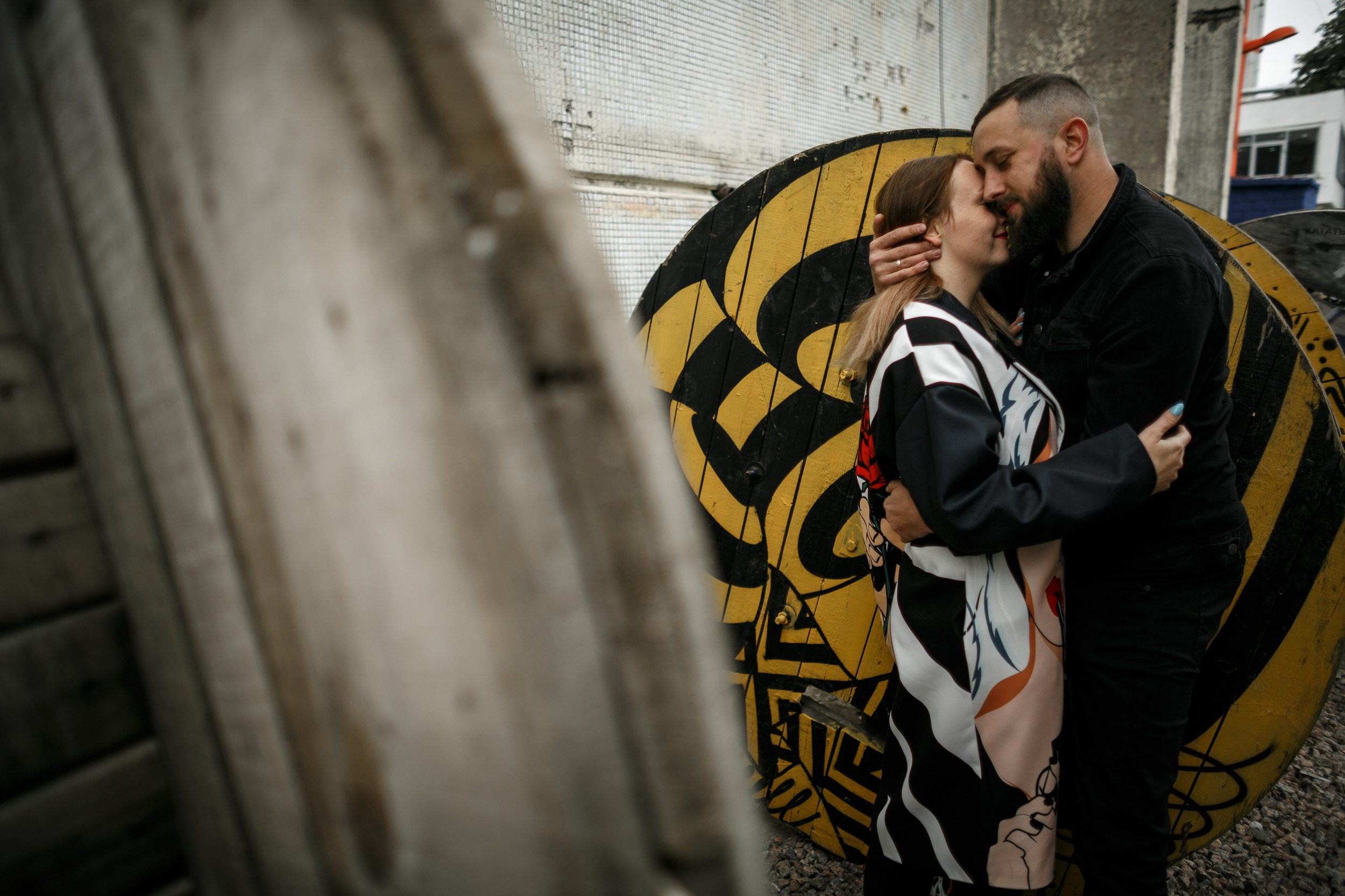 Прогулка пары в Севкабельпорт. Свадебный фотограф Игорь Брундасов 8PHOTO на свадьбу венчание загс СПб