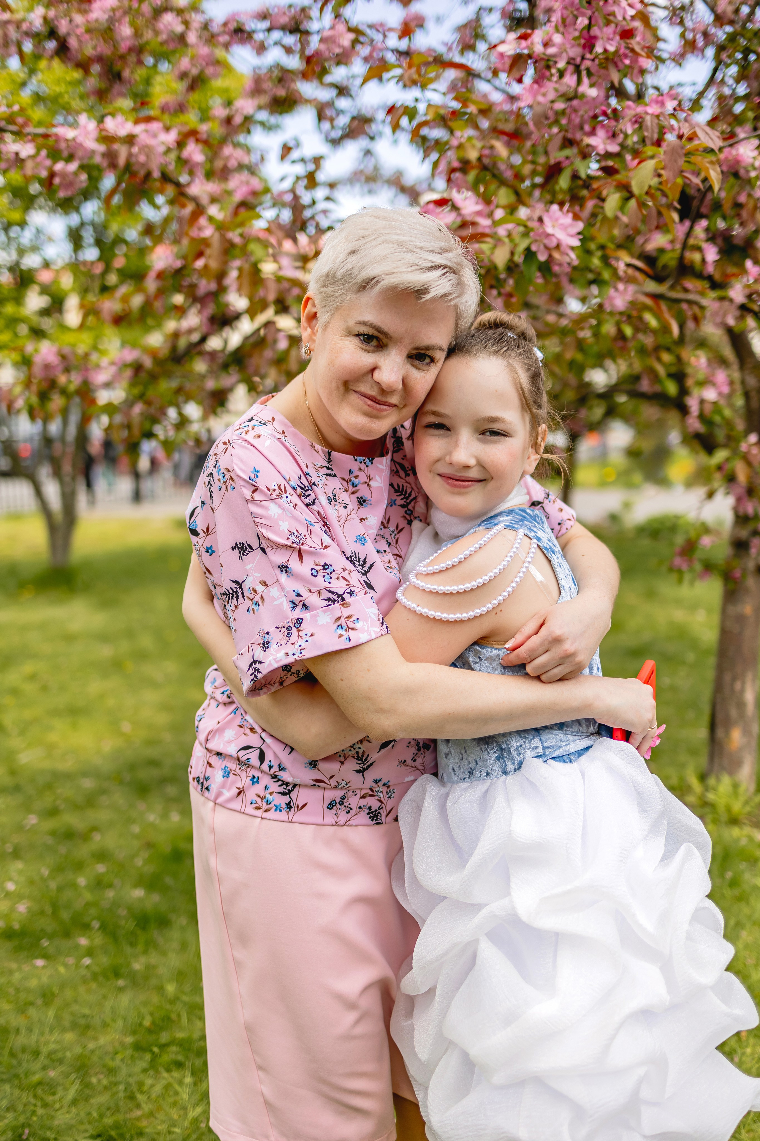 Выпускной в начальной школе на улице. Фотограф и видеограф Москва. Свадебный фотограф, видеограф. Выпускные альбомы. Оживающие альбомы