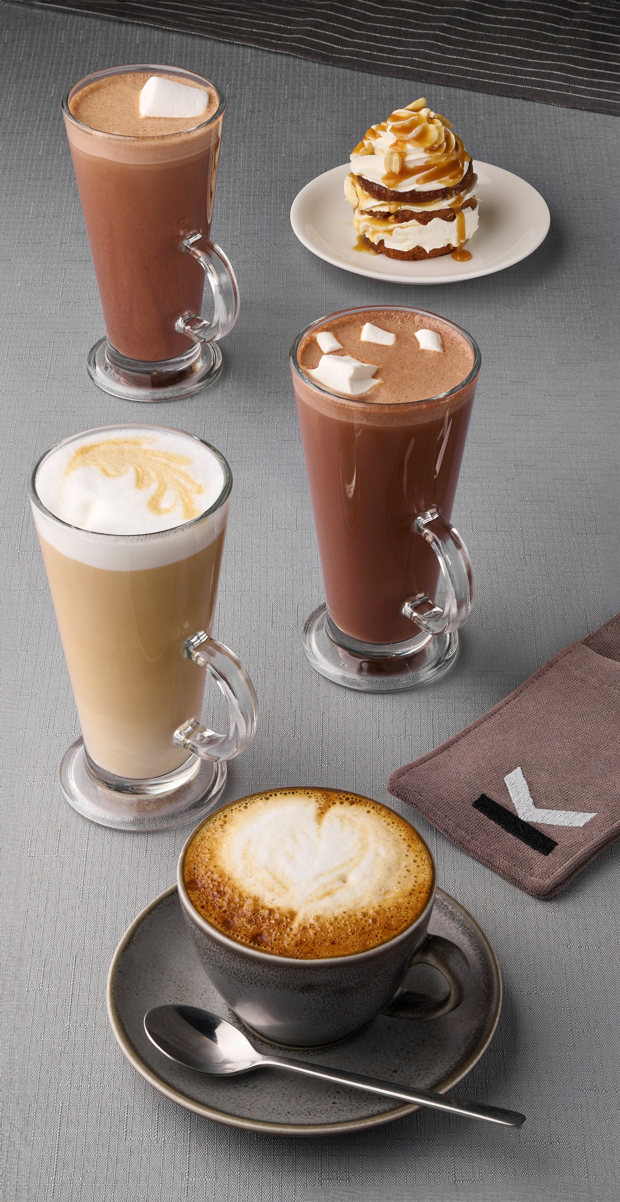 Фотосъёмка кофе и десертов для меню ресторана, несколько позиций в одном кадре, композиция под широкий формат разворота