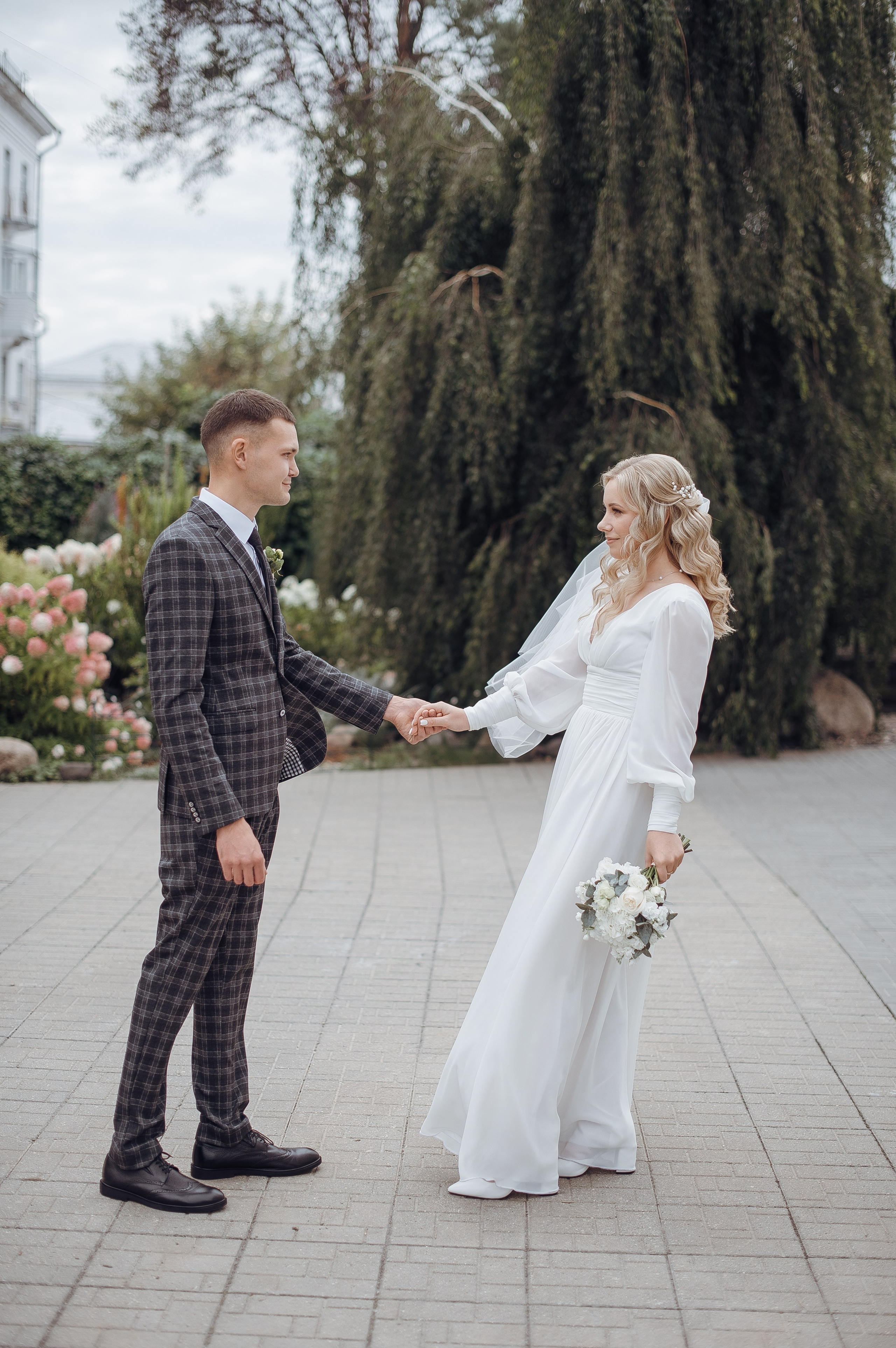 Невест ведет за собой жениха , свадебная фотография в городе
