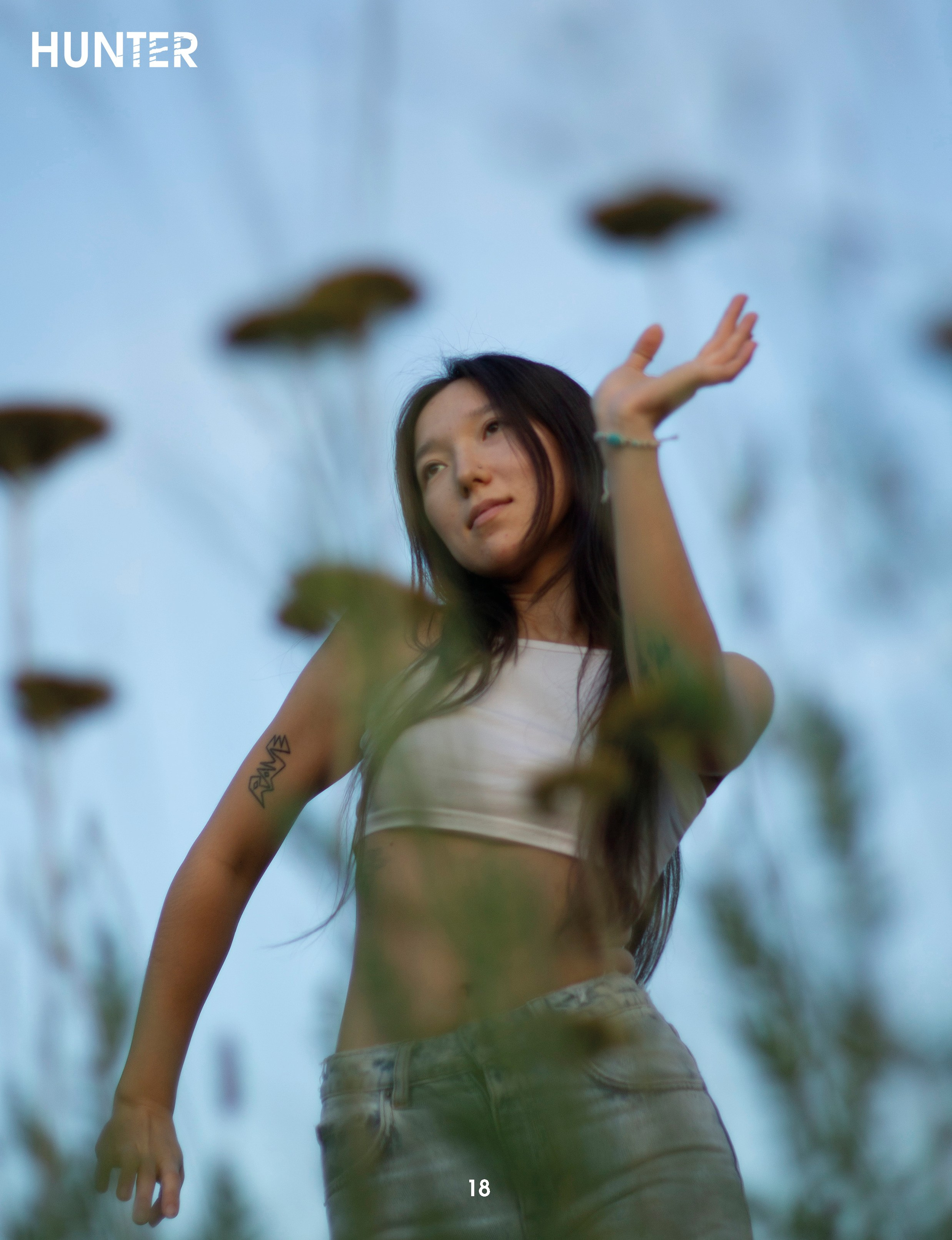 Девушка танцует женский портрет в Бишкеке