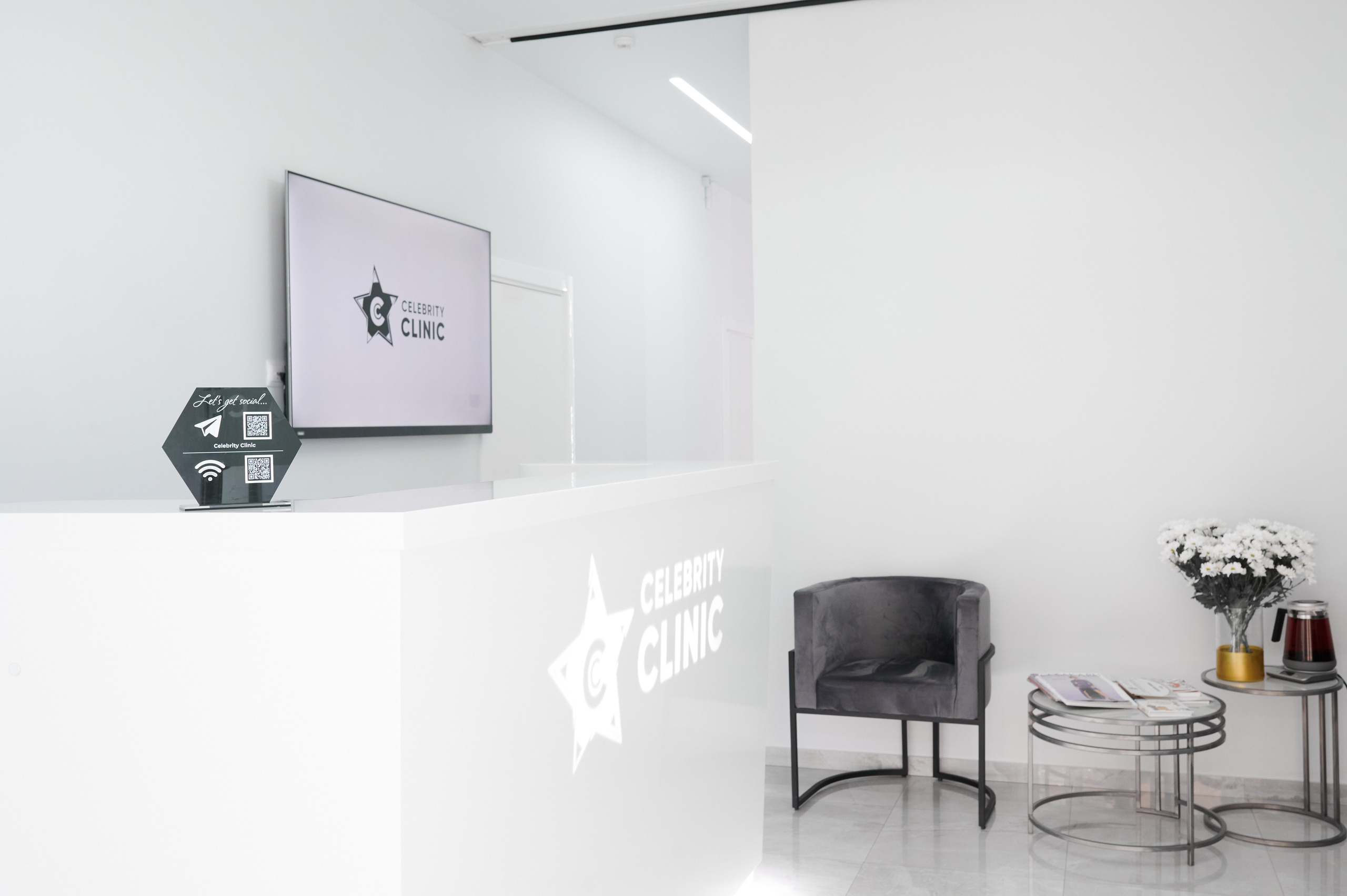 Современный стоматологический кабинет с панорамным окном и новым креслом. Профессиональная съемка интерьера клиники