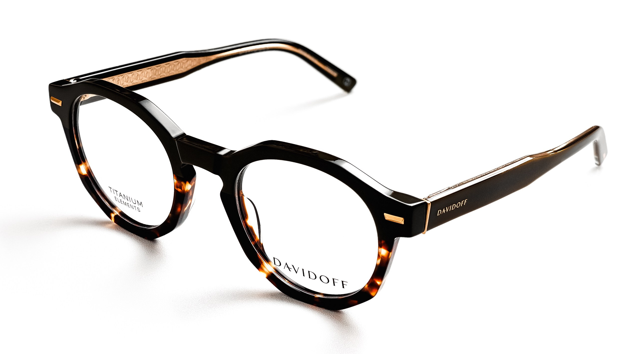 Съемка пятнистых дизайнерских очков на белом фоне для магазина оптики в Казани