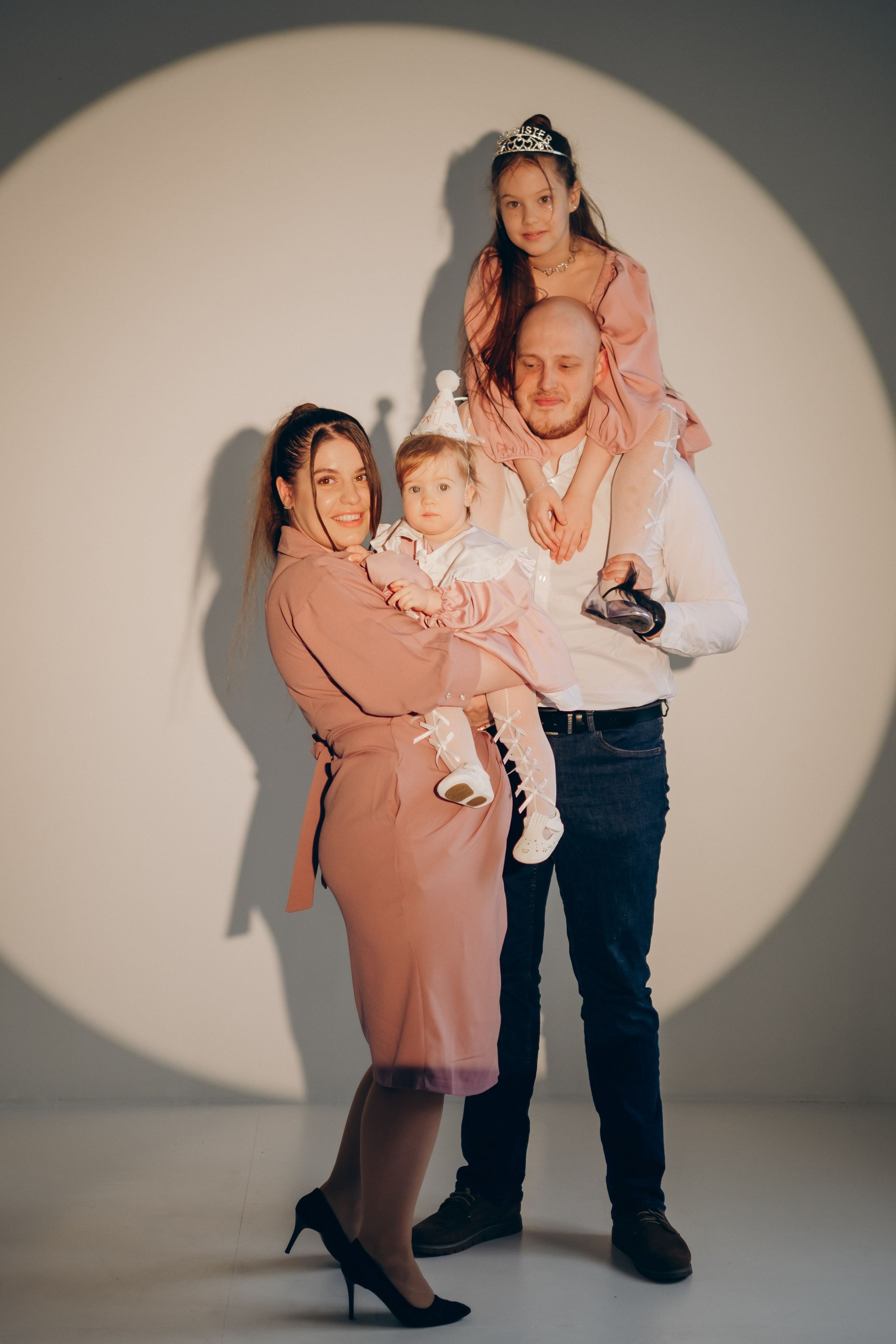 Фотосессия «День рождения» в минималистичной студии. Фотограф Новосибирск Анна Рождественская