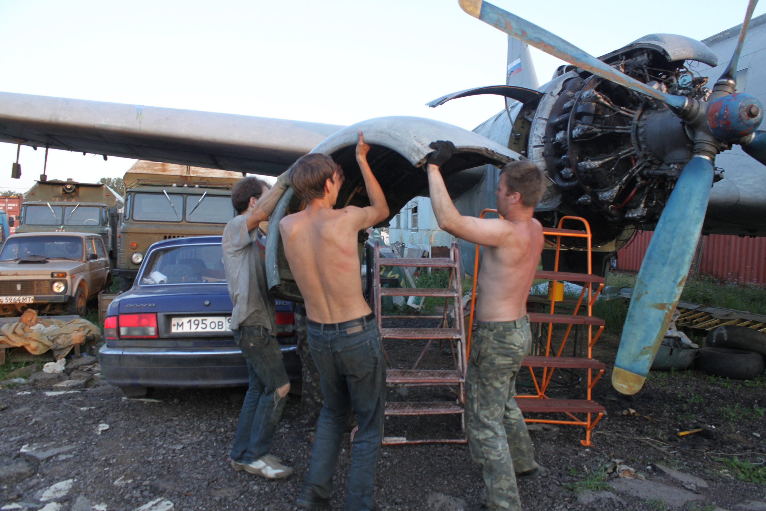 Ил-14Т «Голубая Мечта» работы в Тушино (2011 г.). Фотоальбом показывающий увлекательный мир авиации и мир медведей Андрея Иванова