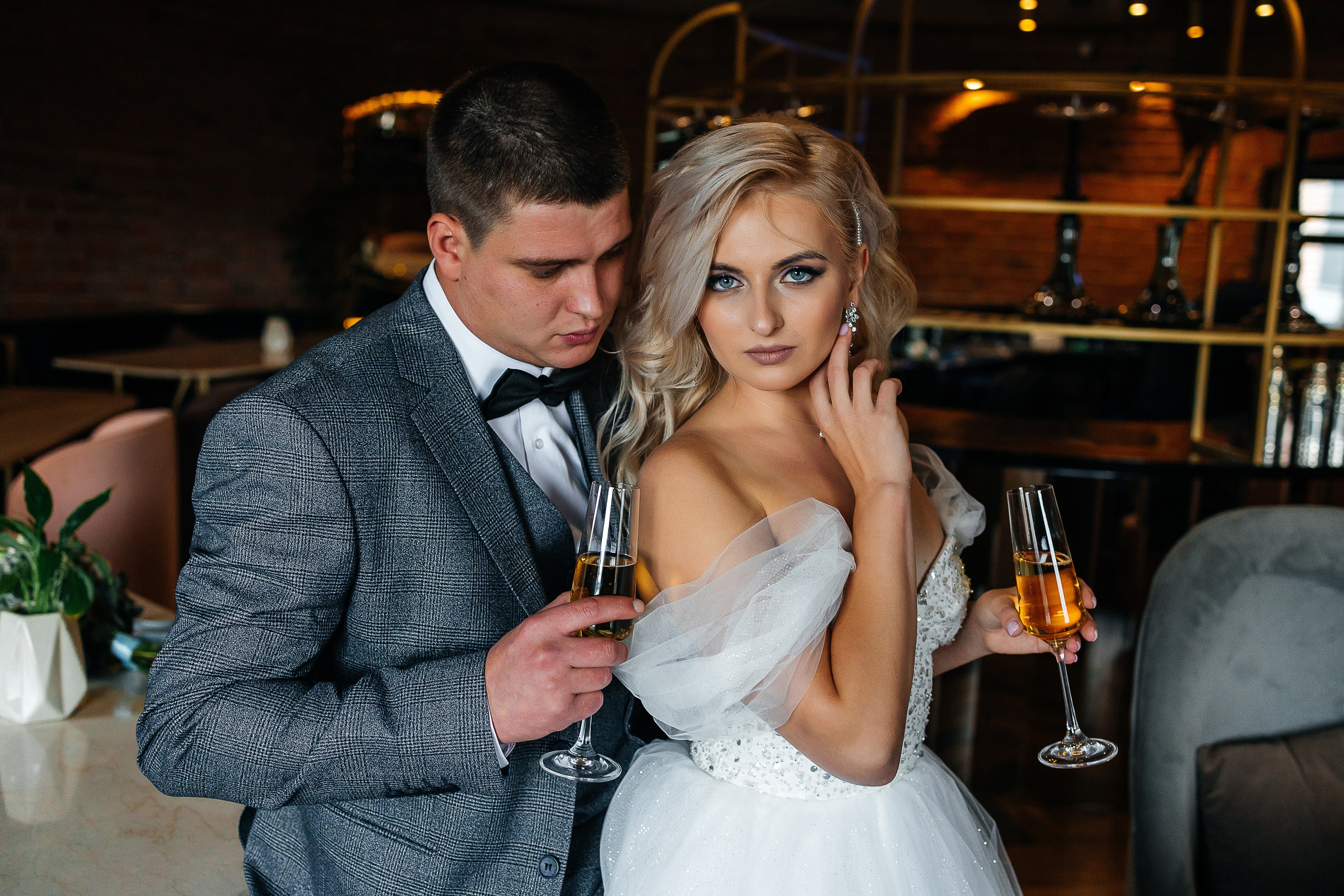 Стильная фотосессия пары в интерьерах ресторана. Олег Сверчков | Свадебный фотограф Вологда