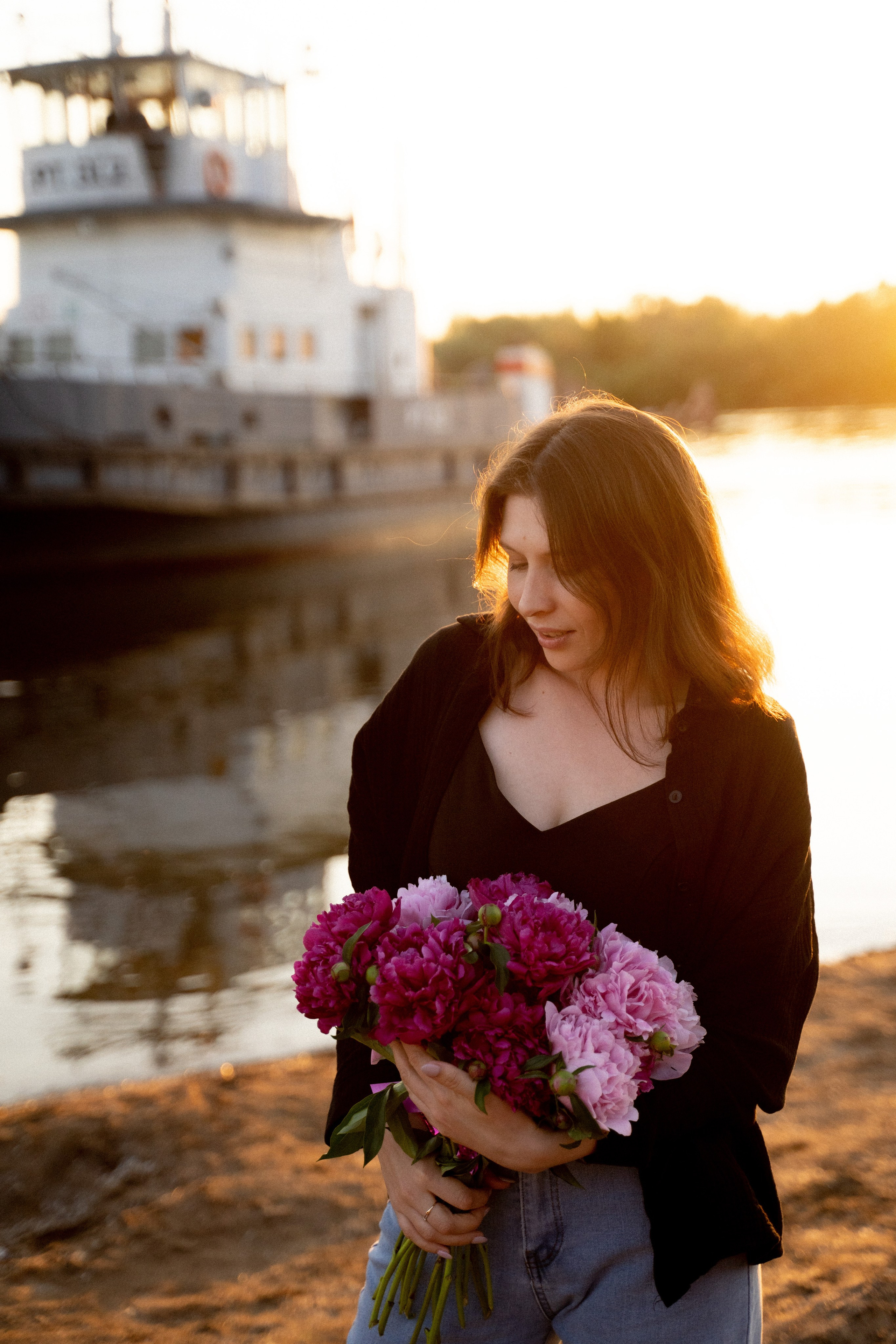 Девушки на берегу