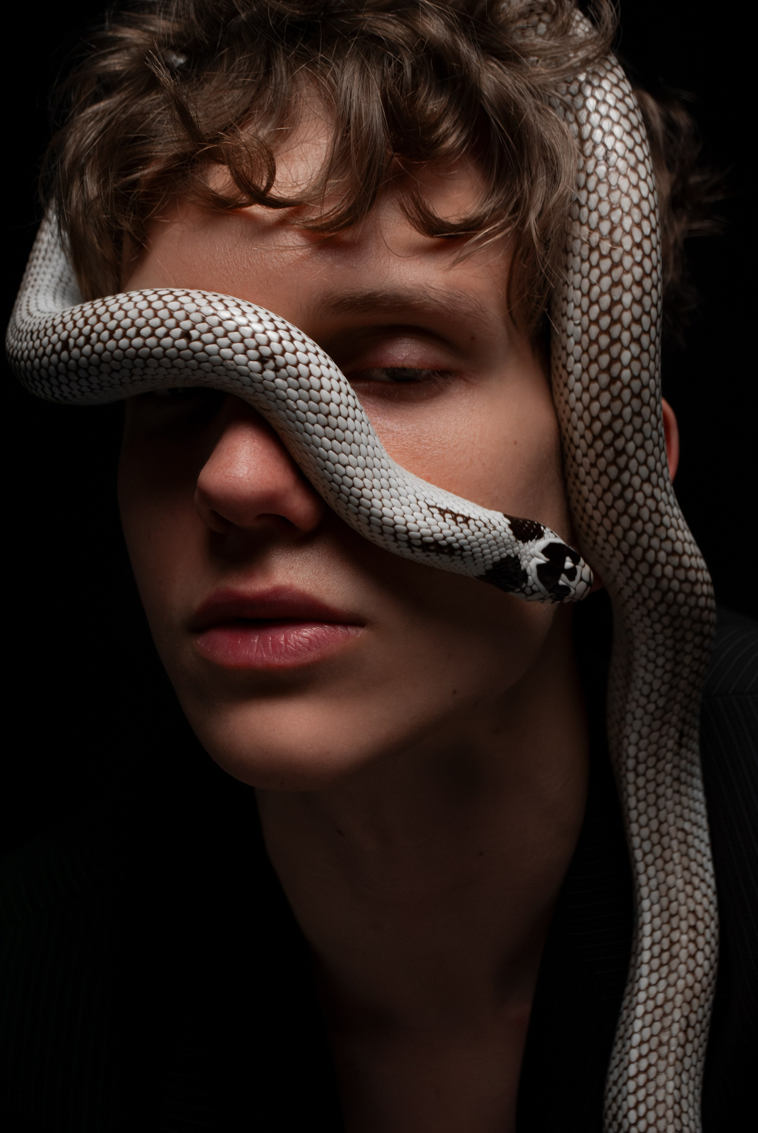 Егор: съёмка со змеёй. Фотограф Белов Тимофей | Красноярск