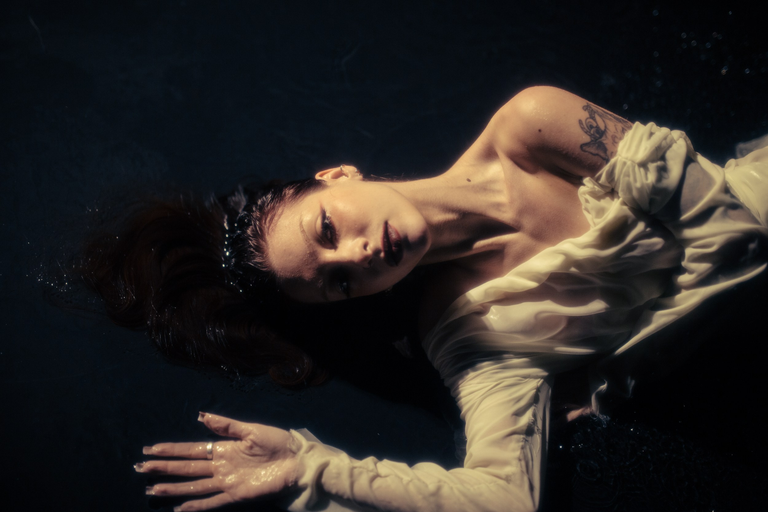 Девушка в платье под дождем