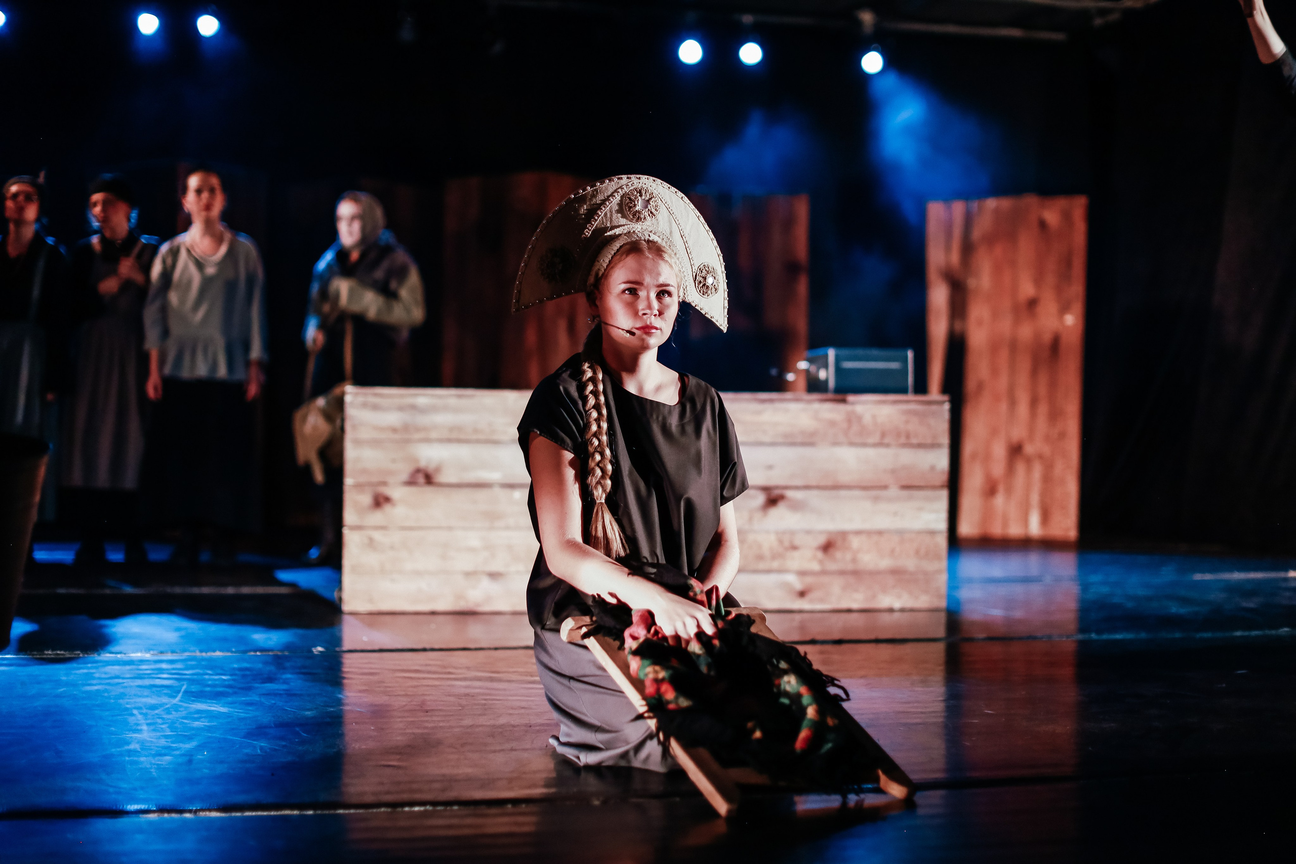 «Марьино поле». Молодежный театр Алтая. Режиссёр Ирина Астафьева. Фоторепортаж. Театральная фотосъёмка