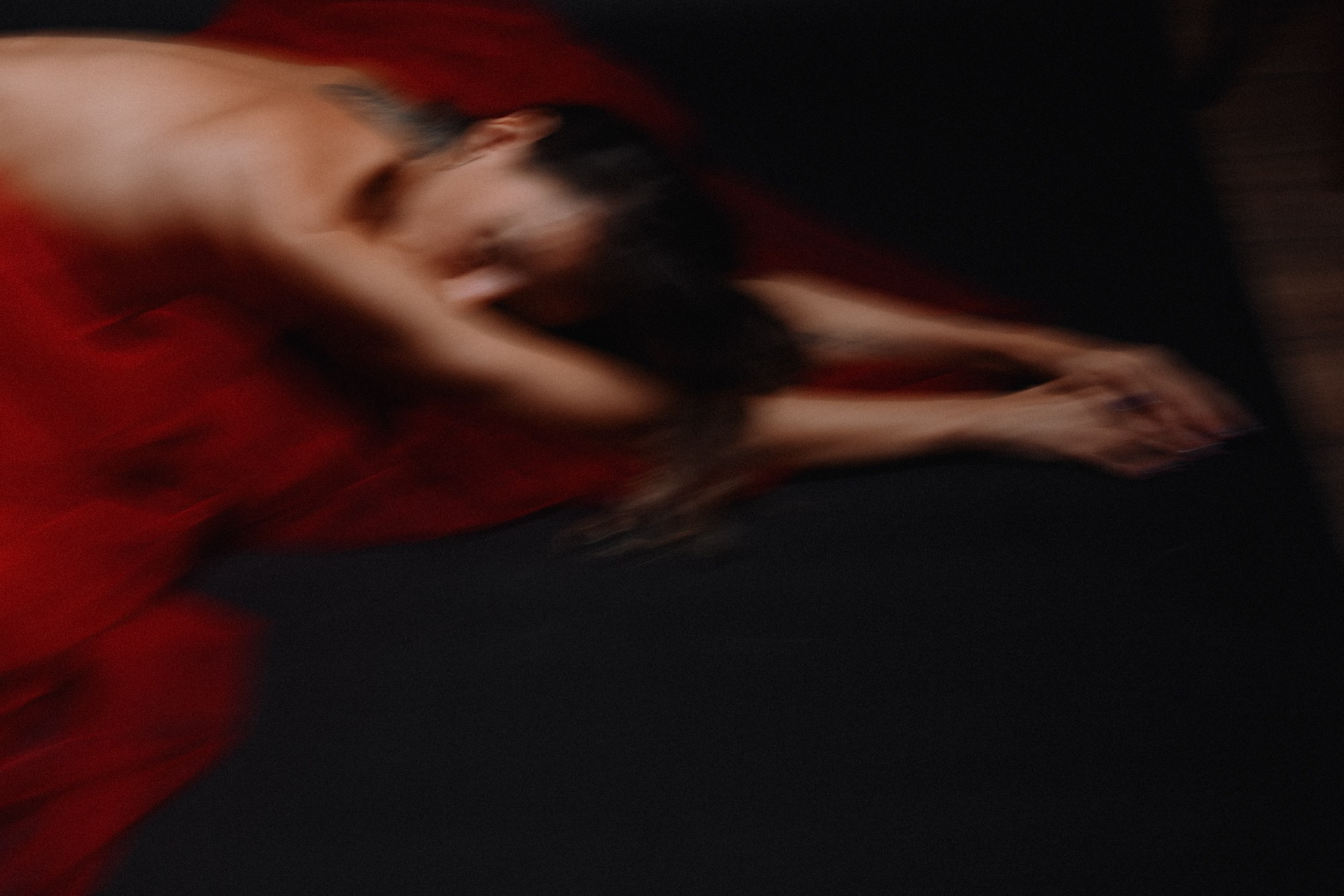 Художественная съемка в красном цвете: работа с тканью и формой