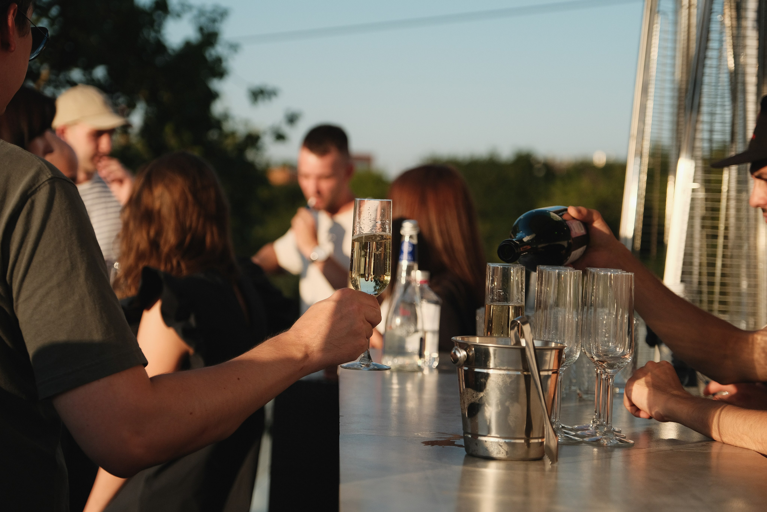 Стол на котором стоят бокалы.