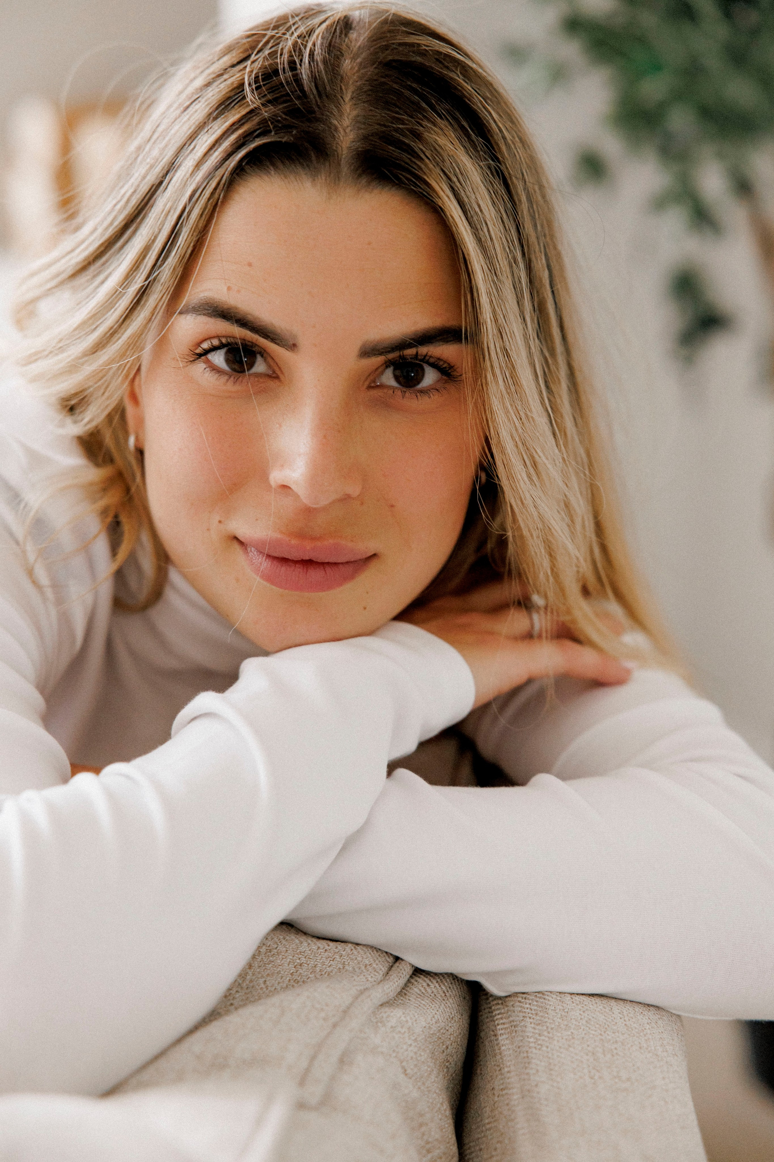 Family photoshoot in White Studio. Wedding and family photographer