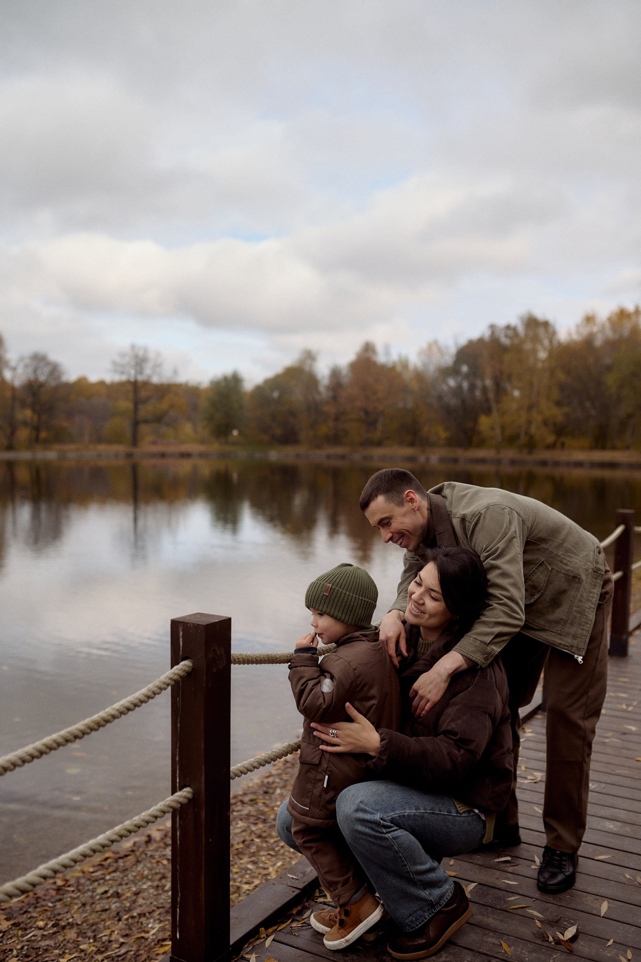 Вова, Юля и Максим в осеннем парке. Семейный и свадебный lifestyle-фотограф в Москве Мария Петрова