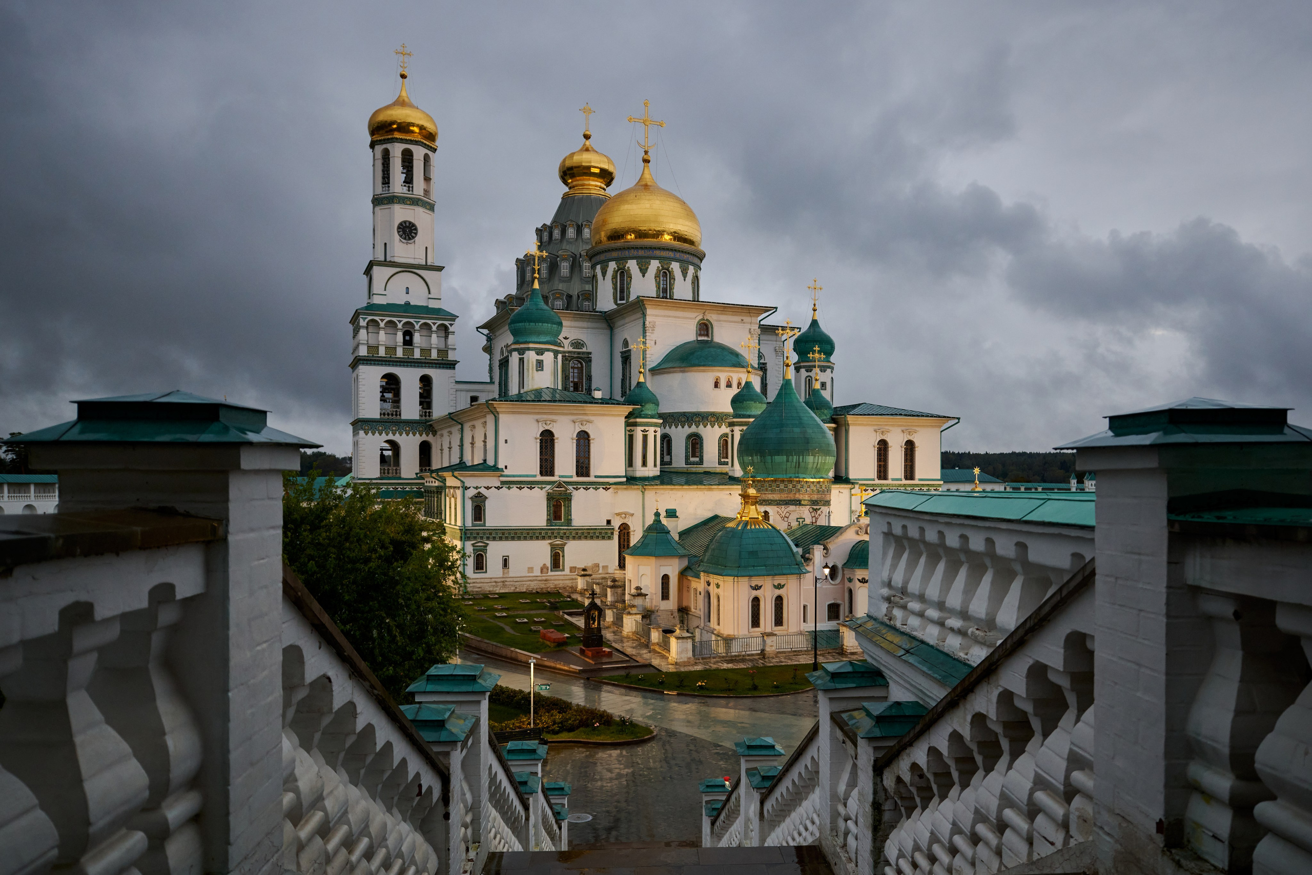 Новый Иерусалим в Истре — архитектурная прогулка под дождём. Фотограф для дизайнеров, застройщиков и бизнеса — интерьеры и архитектура — Свободный Роман в Москве и по России