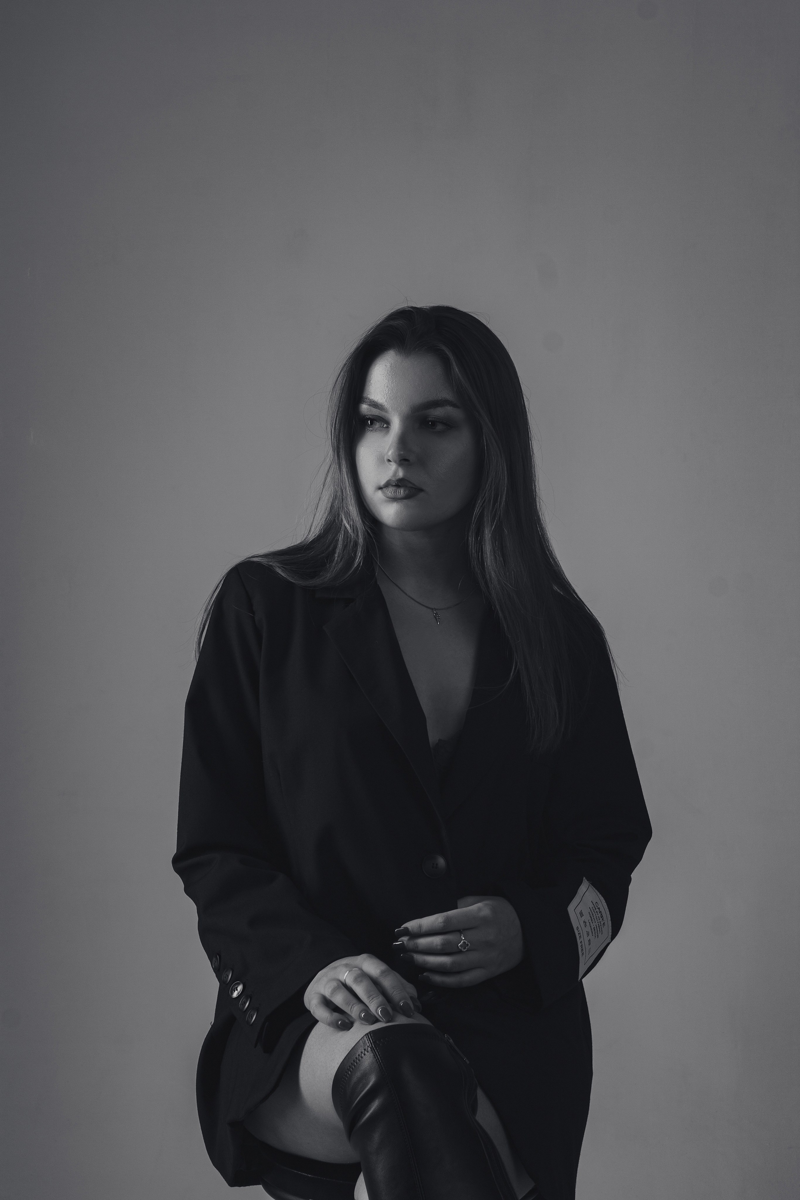 Черно-белая фотосессия в студии в темном ключе. Фотограф Наталья Воронина Москва