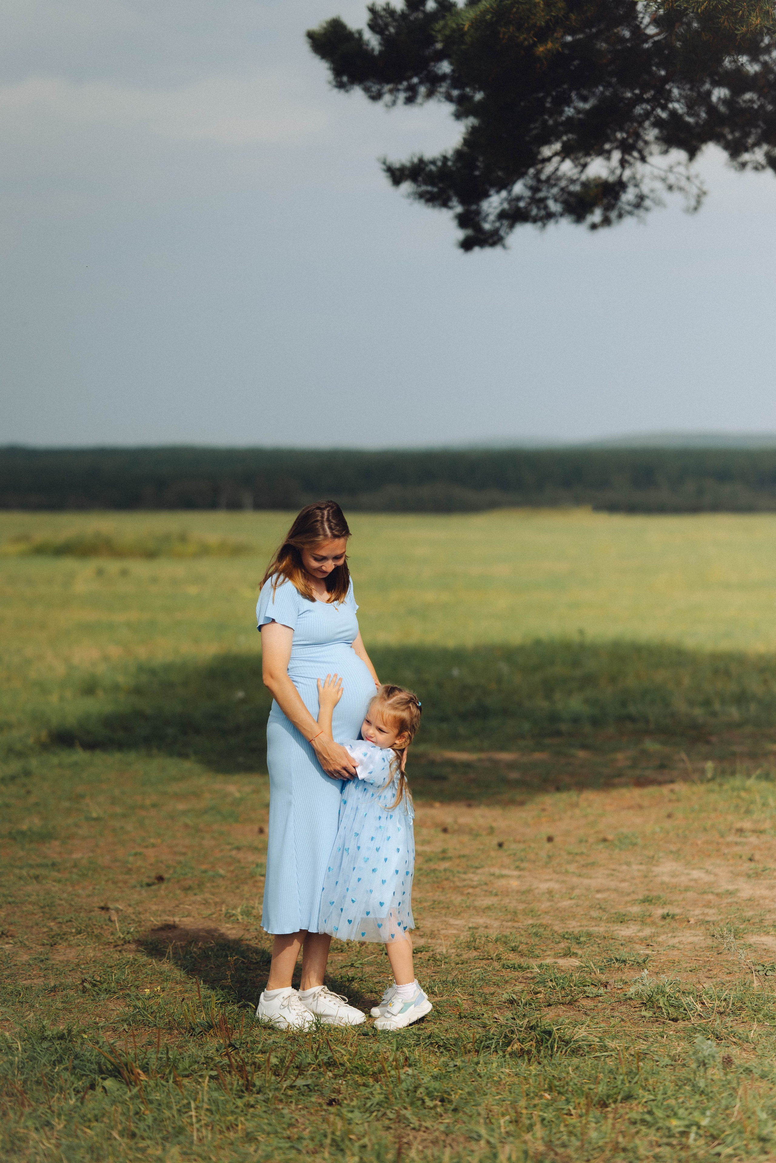 У дерева. Портретный и семейный фотограф в Екатеринбурге Мишина Татьяна