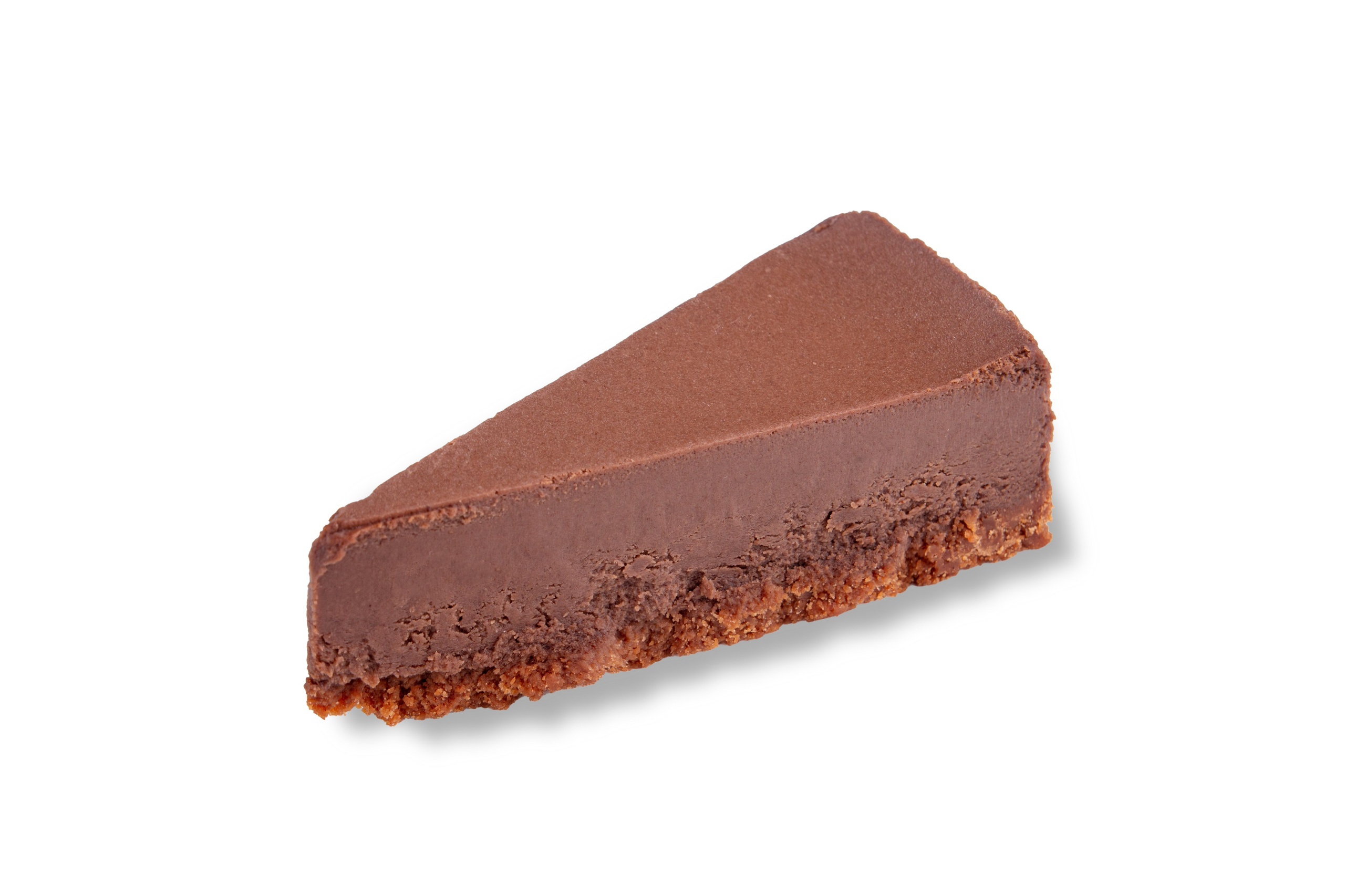 Порционный кусок шоколадного чизкейка на песочной основе, снятый на чистом белом фоне для меню и доставки ресторана