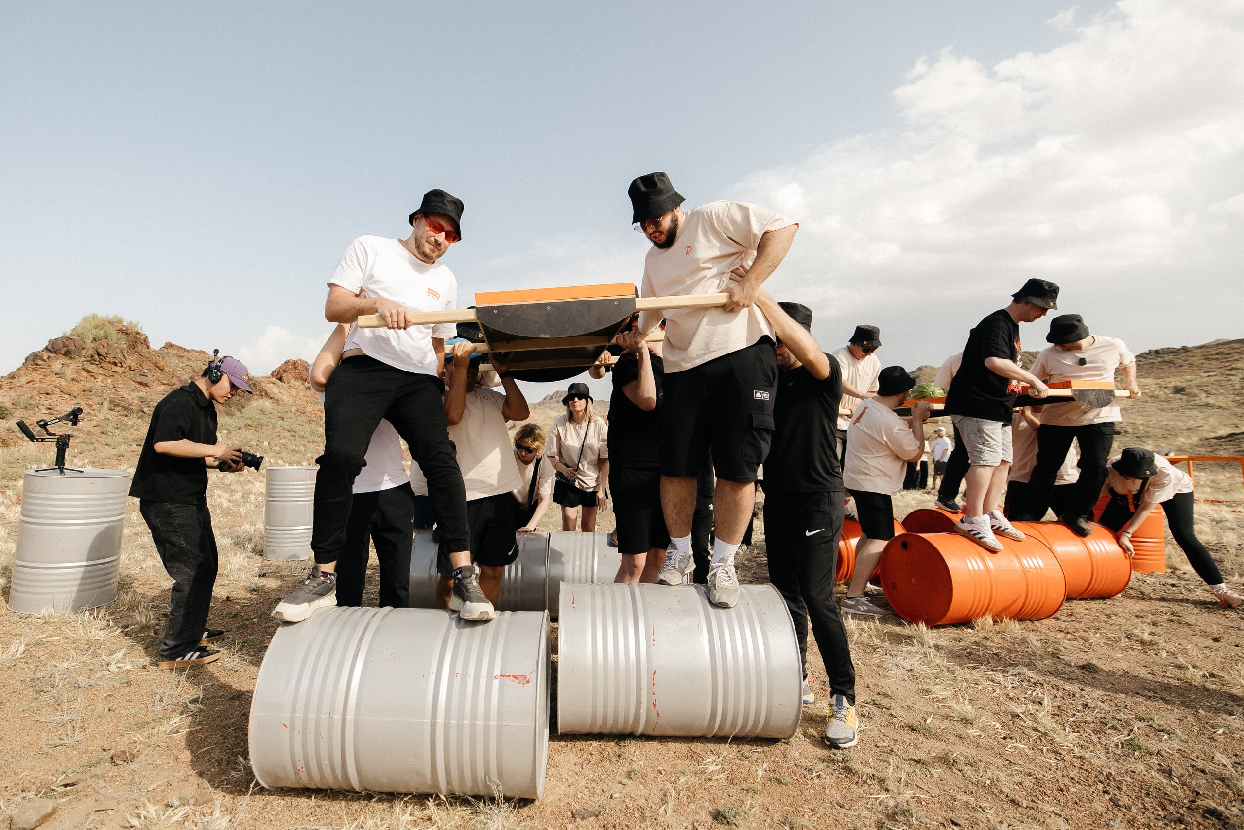 Здравствуйте! Я свадебный фотограф из Ульяновска, работаю в том числе по всей России и с выездом за границу. Снимаю свадьбы, lovestory, корпоративы, светский репортаж. Провожу обучение по фотографии, мастер-классы и воркшопы для других фотографов.