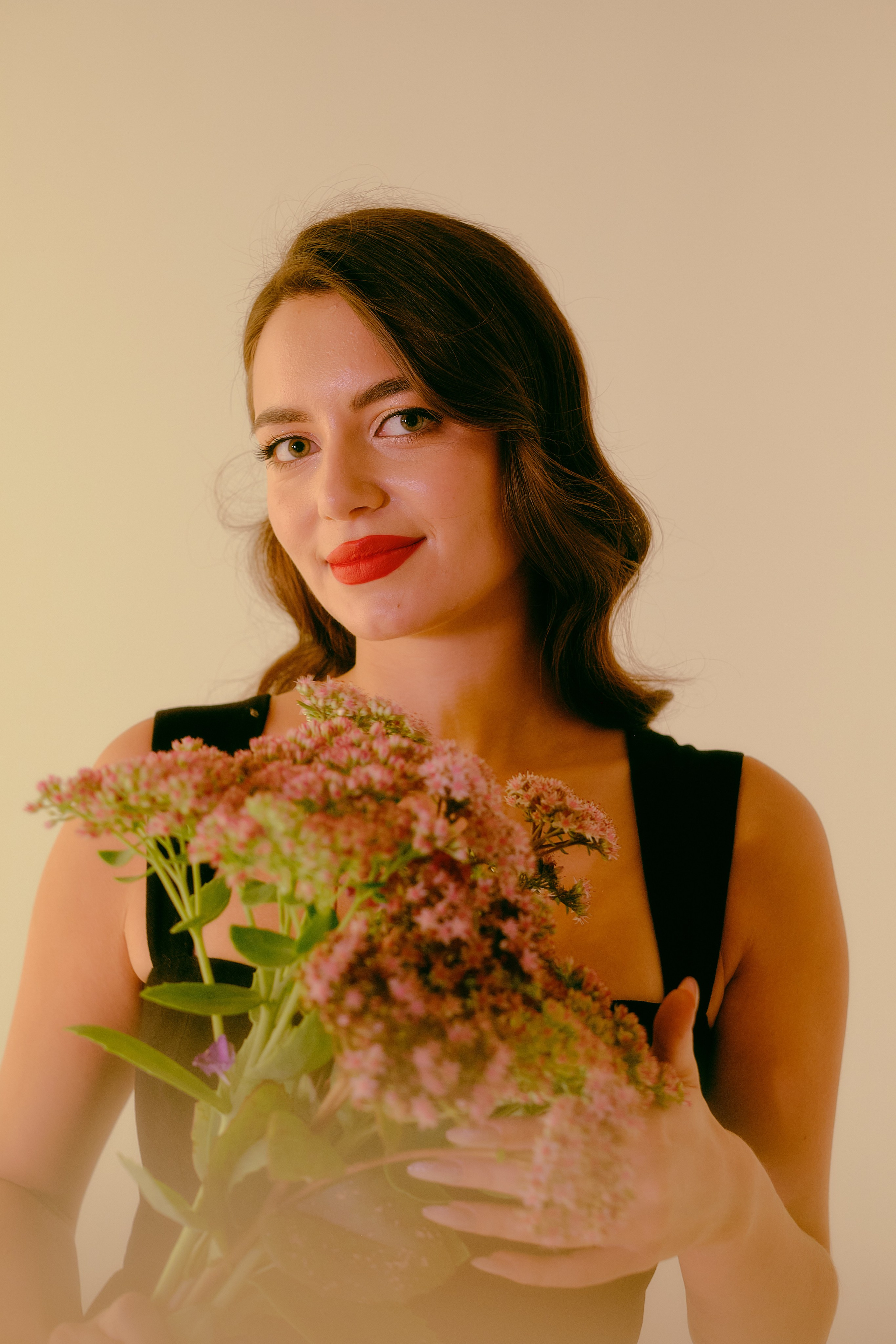 Индивидуальная фотосессия с цветами в студии. Портретный, семейный фотограф в Твери Жданова Татьяна tatzhdanov Таня