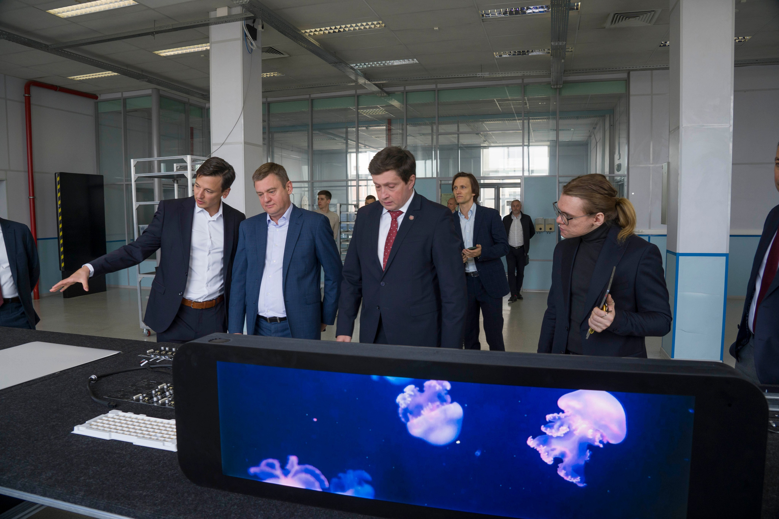 Вице-губернатор Санкт-Петербурга с делегацией на производстве. Фотограф в Санкт-Петербурге. Репортажная и все съёмки для бизнеса