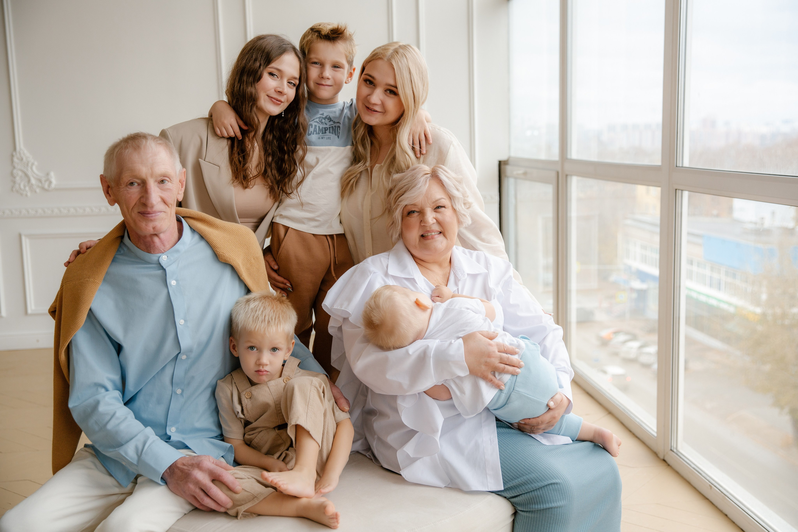 Фотосессия большой семьи в студии