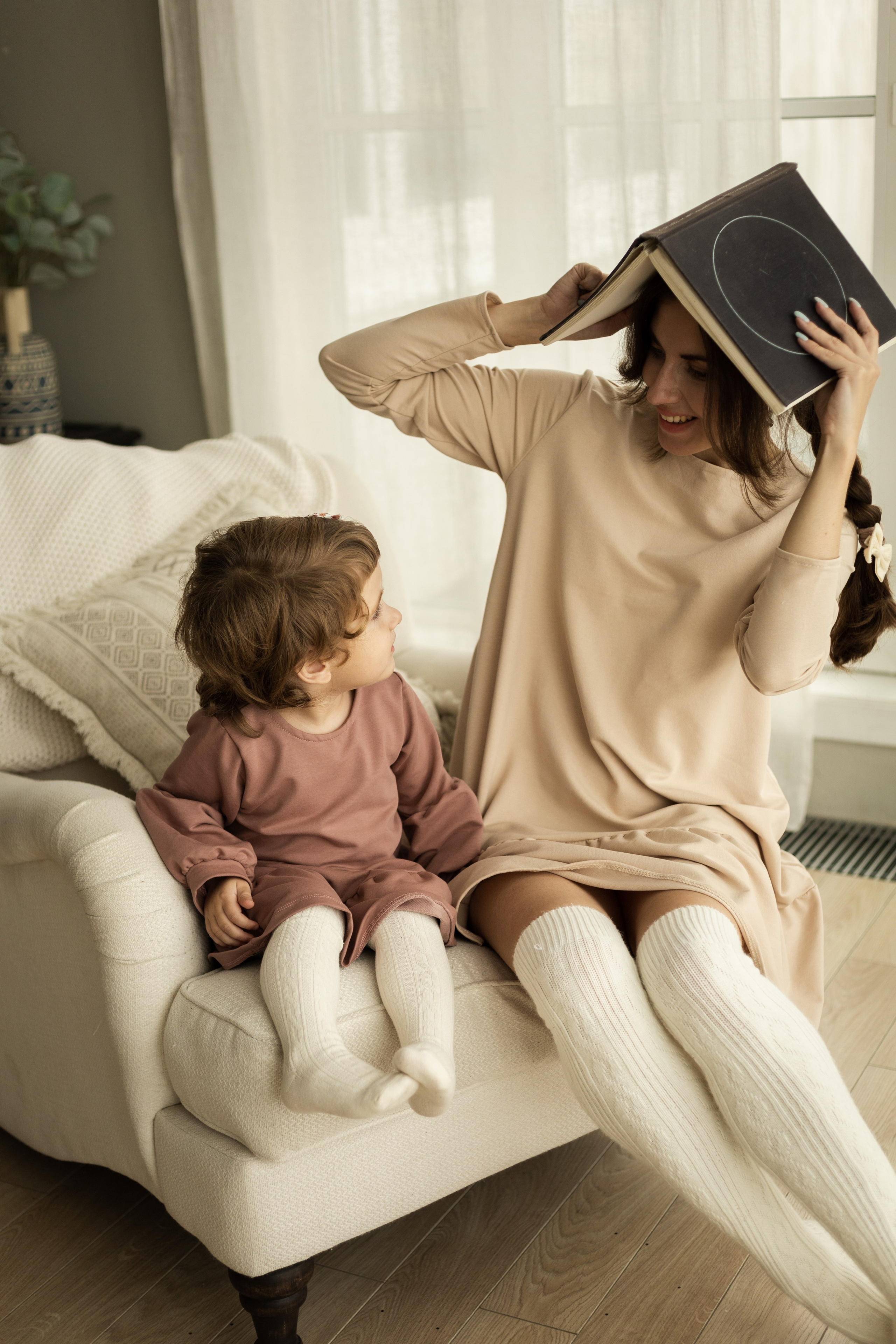 Аксинья и Нина готовят вместе печенье. Студийная фотосессия мамы и дочки в lifestyle стиле. Семейный и детский фотограф в Санкт-Петербурге Павлова Елена