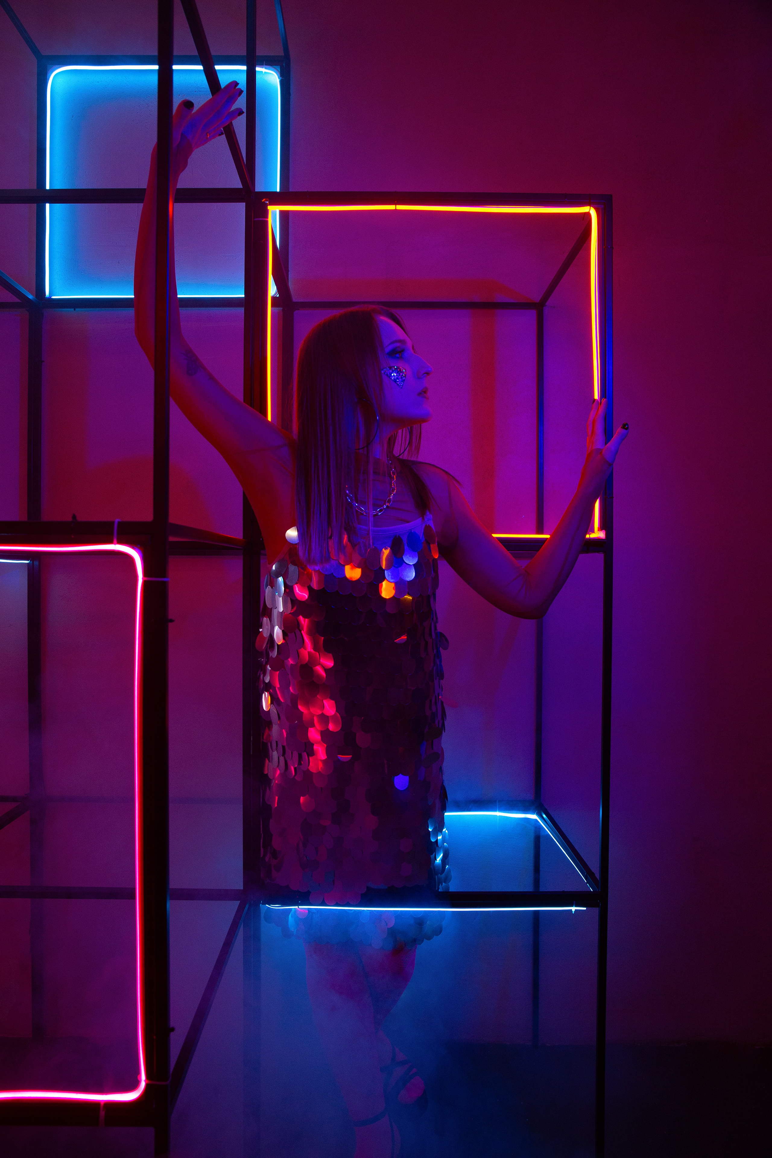 Портрет с цветным гелевым светом — современный арт-портрет, студийная фотосъёмка в Москве