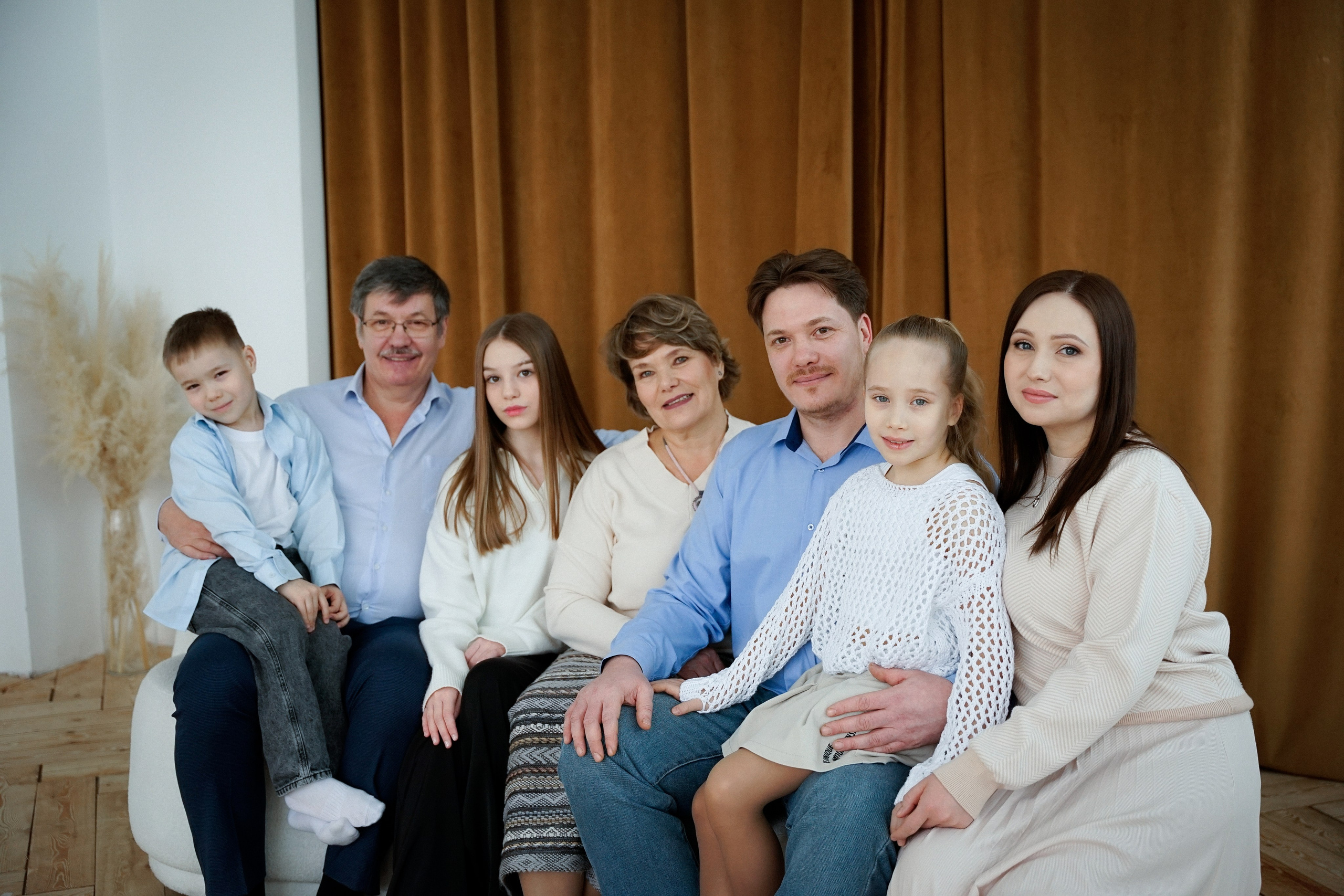 Студийная фотосессия для большой семьи в студии