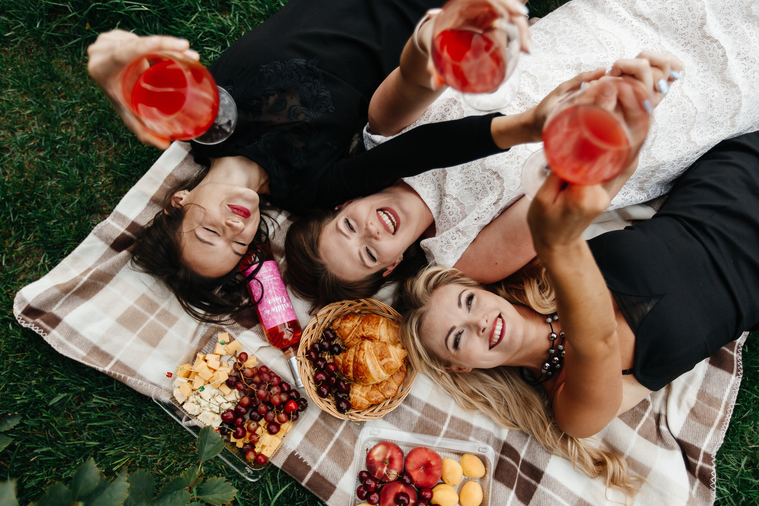 Ты пока еще без мужа, Все, что хочется, твори. Душевный фотограф Ваших самых ярких событий Марина Погребняк