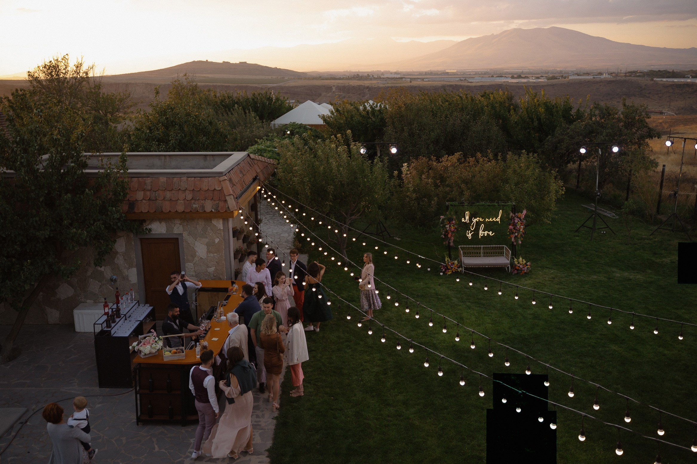 Трогательная свадебная вечеринка в горах Армении. Афина Ефимова. Свадебный фотограф Москва