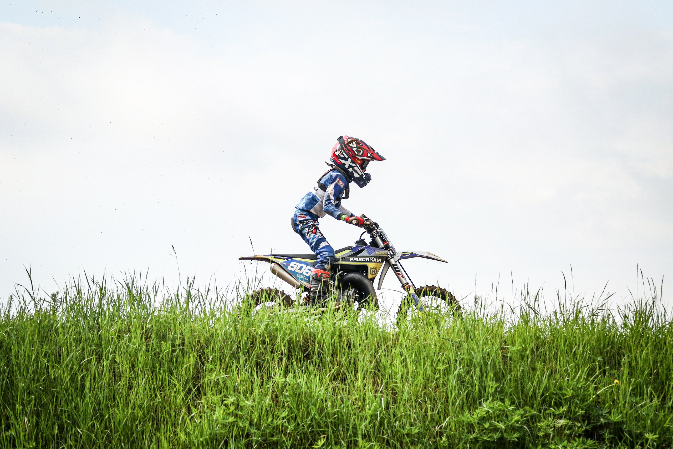 Жаркое мотоциклетное утро для спортсменов на соревнованиях
