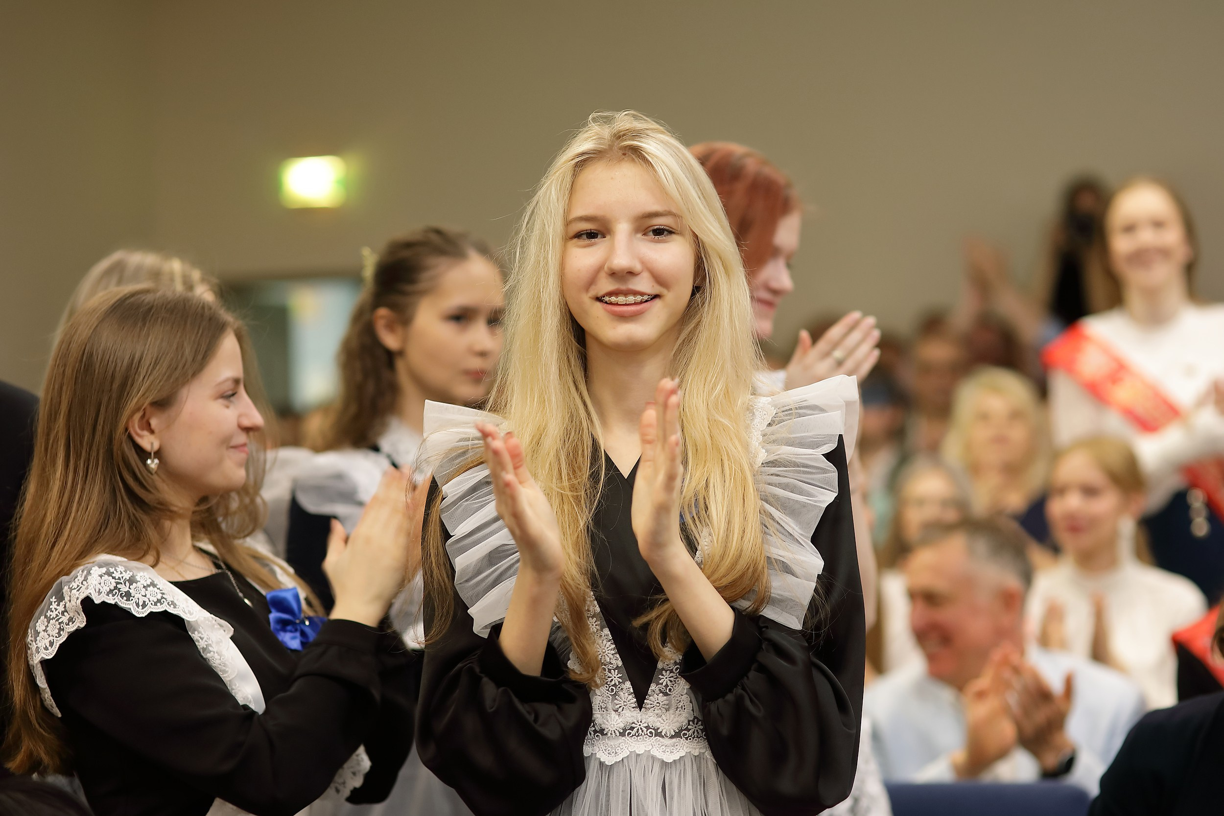 Последний звонок (актовый зал). Свадебный и семейный фотограф и видеограф в Екатеринбурге Полянские Тимур и Анастасия