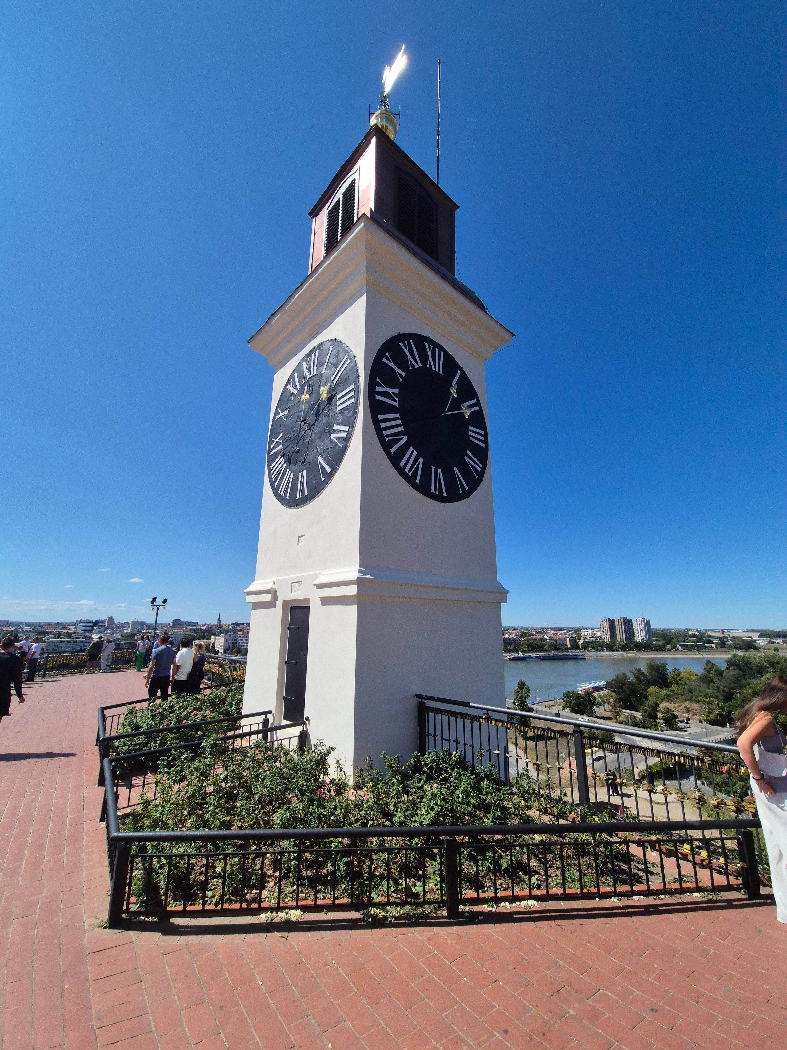 Главная достопримечательность - часовая башня, у которой минутная стрелка меньше часовой. Сделано это, чтобы рыбаки видели издали который час, а минуты для них были не так уж и важны