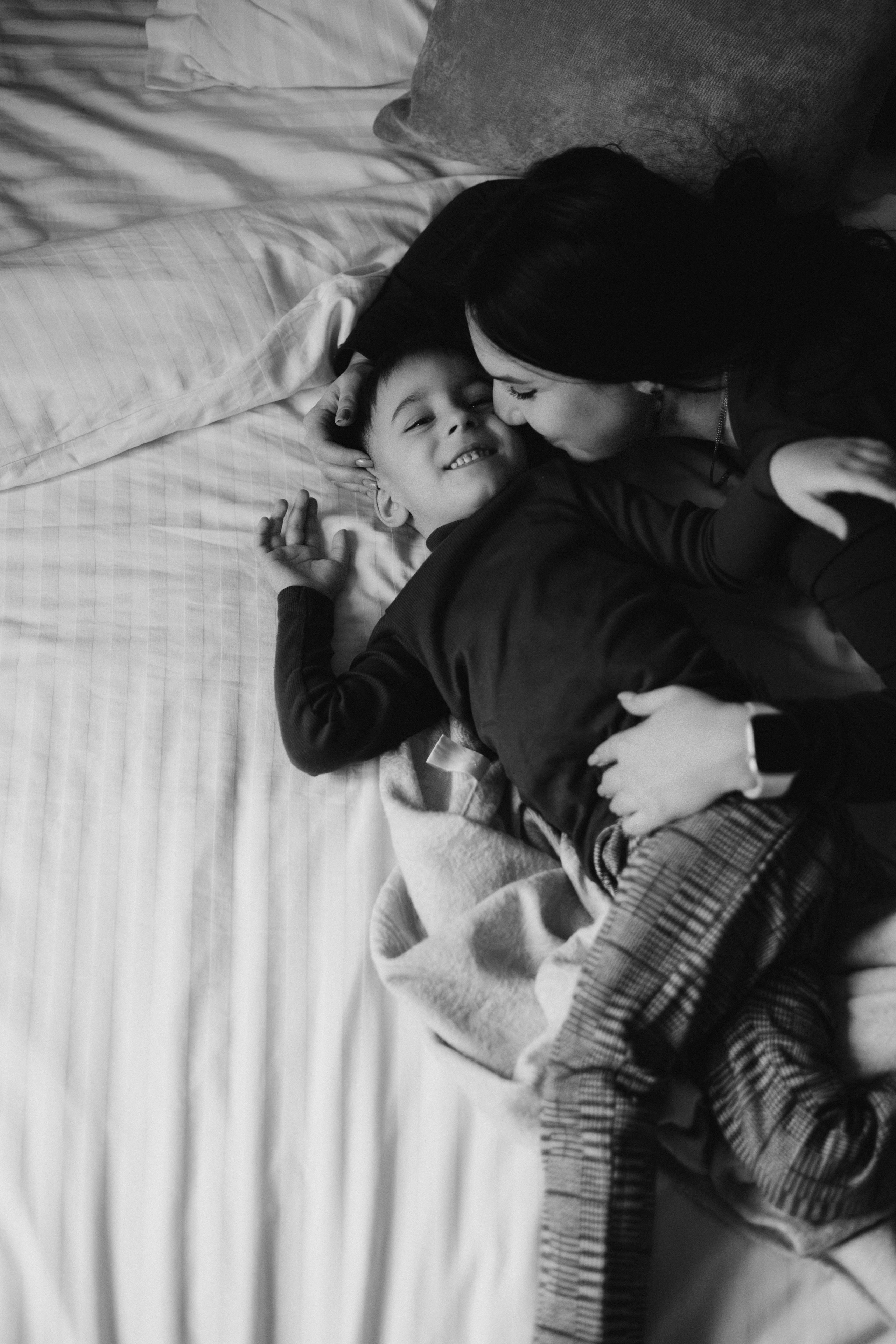 Ложись в снег и закрой лапой нос. Семейный фотограф Донецк