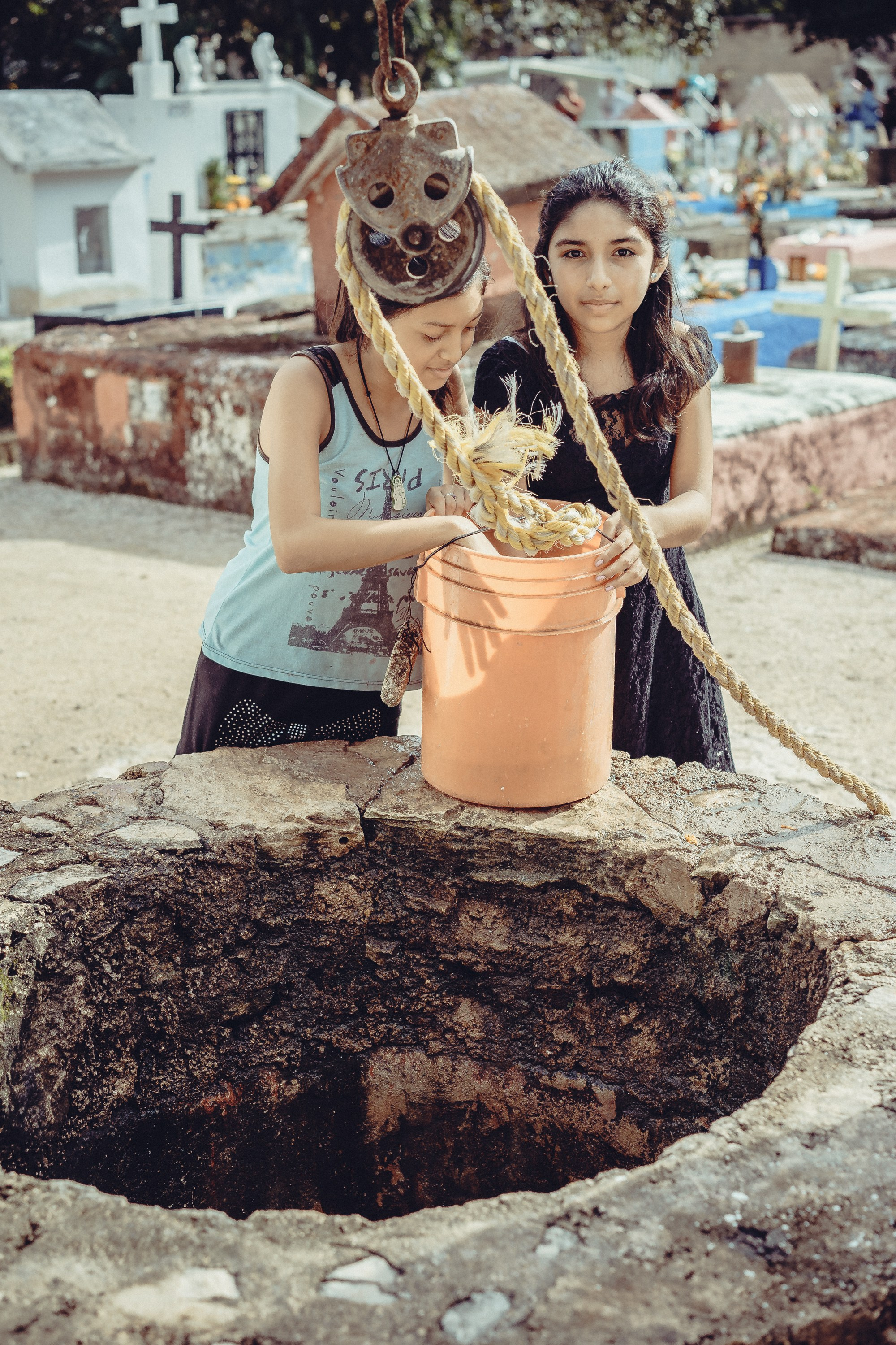 Две девочки и колодец.