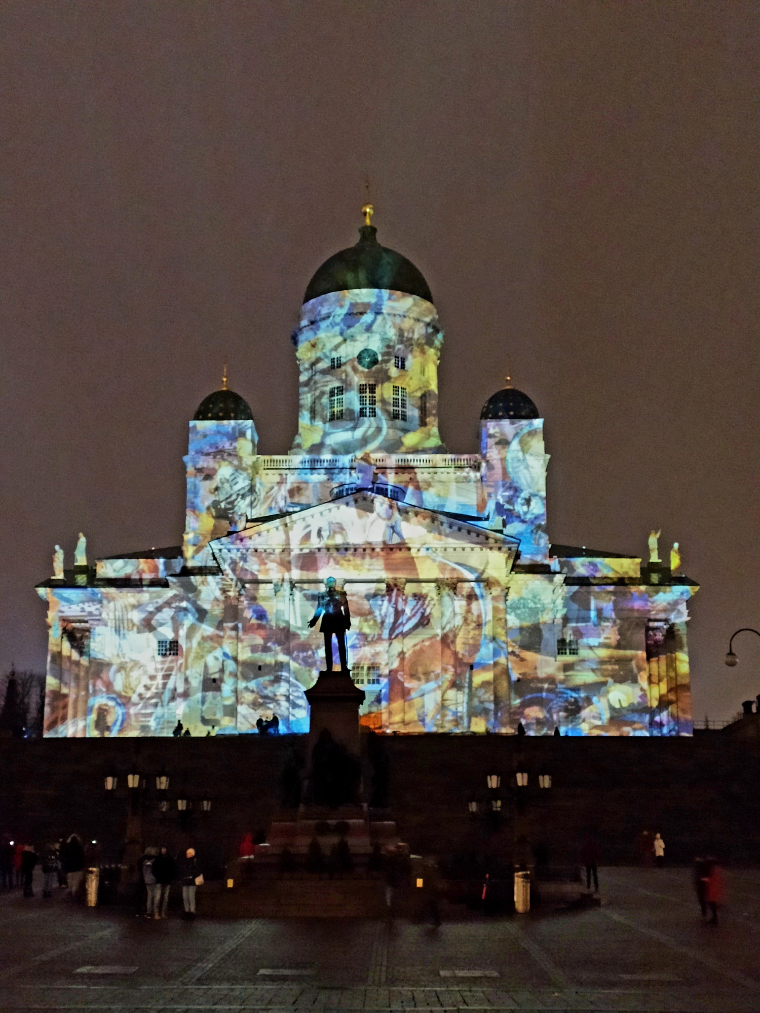 Первый раз, попав вечером на темную центральную сенатскую площадь, удивились, но потом включилась подсветка Кафедрального собора