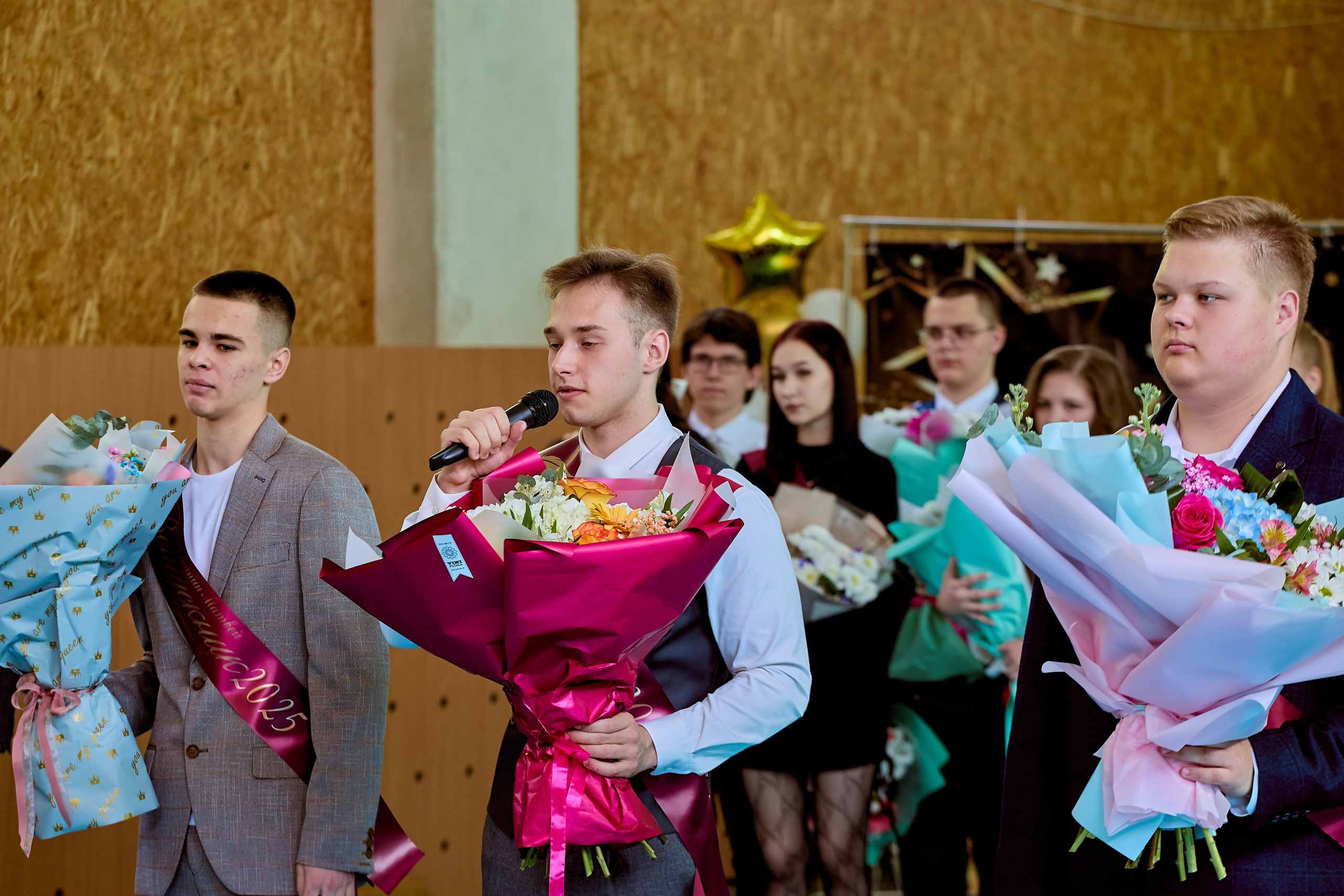 Последний звонок — торжество юности и веры, запечатлённое Николаем Головановым, г. Дзержинск.