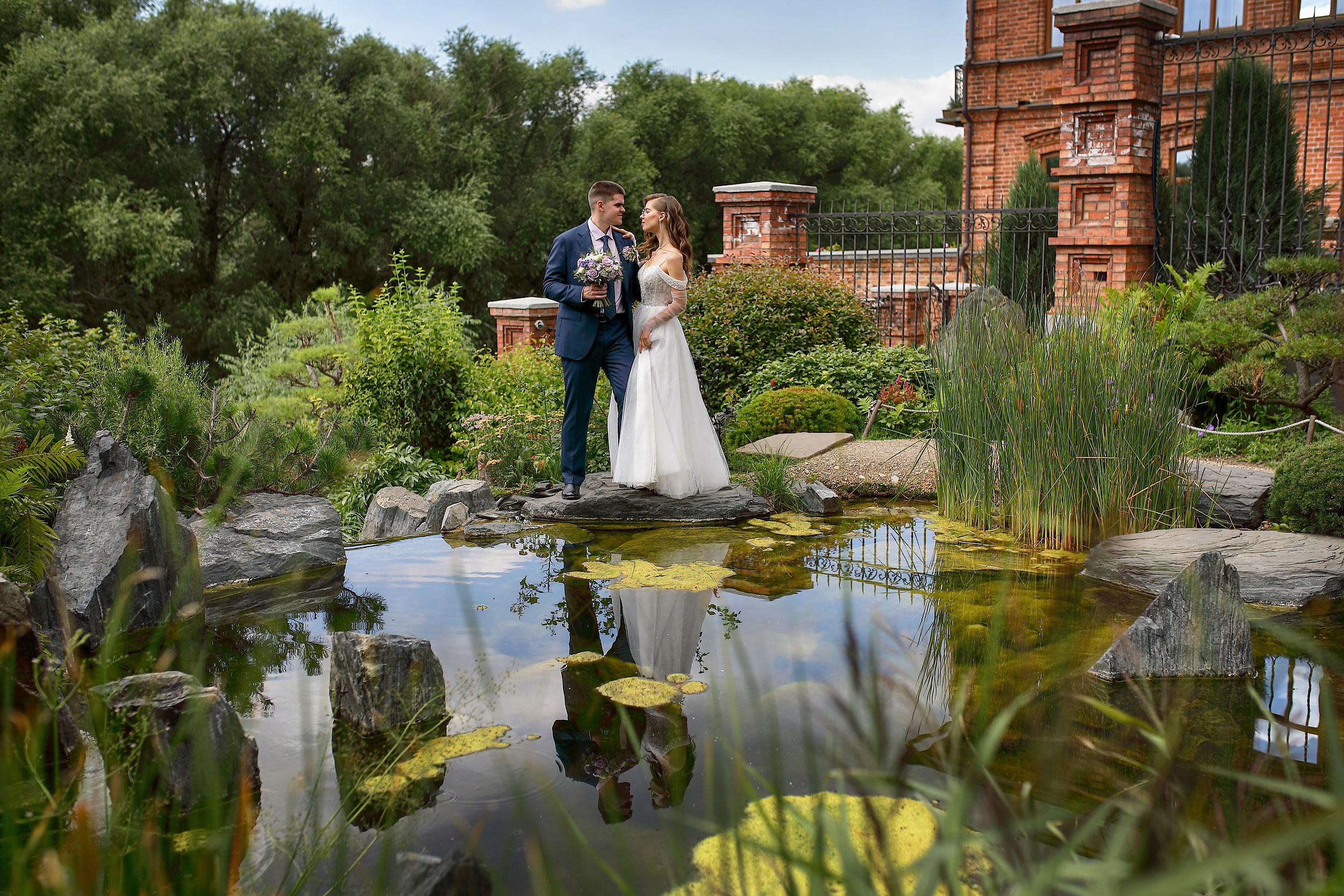 фотосессия жениха и невесты в центре  парке Екатеринбурга на улице Горького 