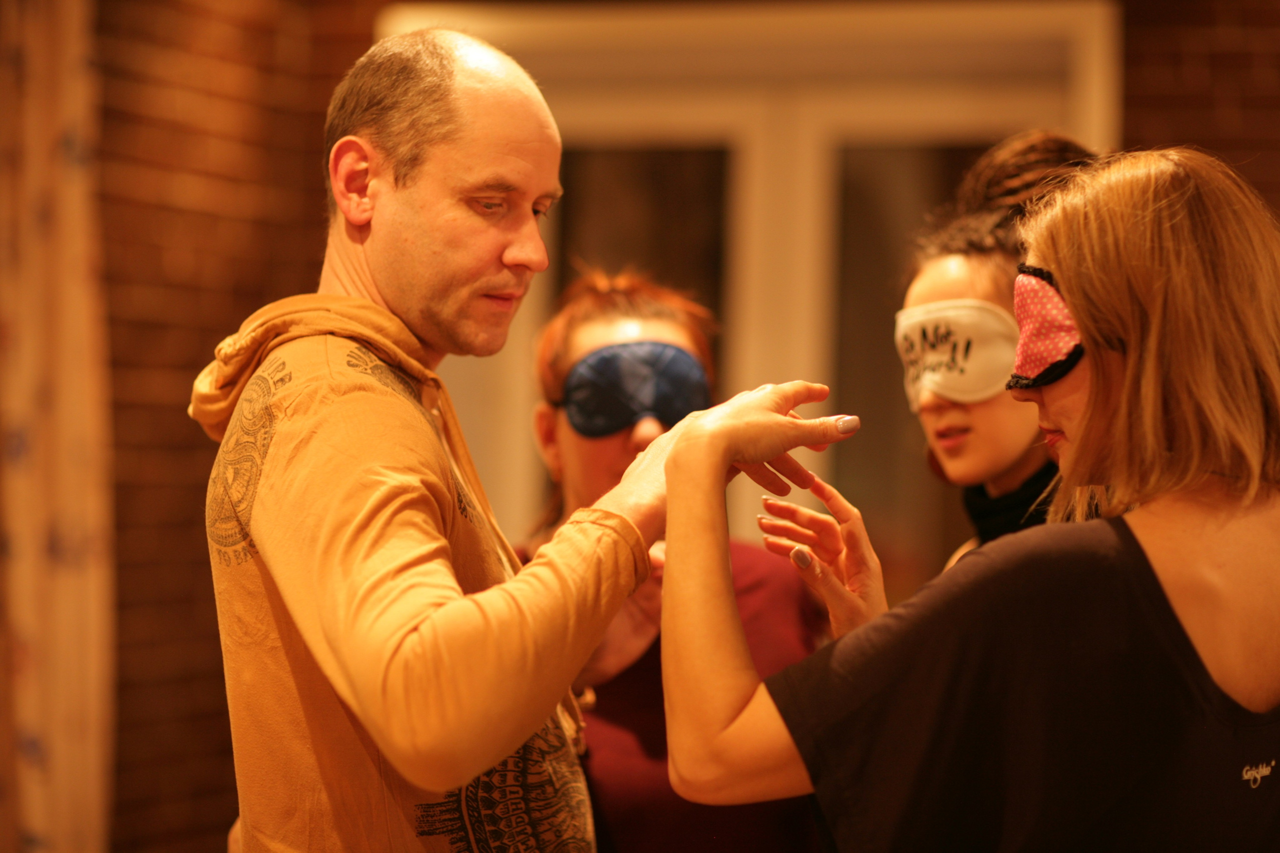 Андрей Кичев проводит ретрит в темноте, Москва.