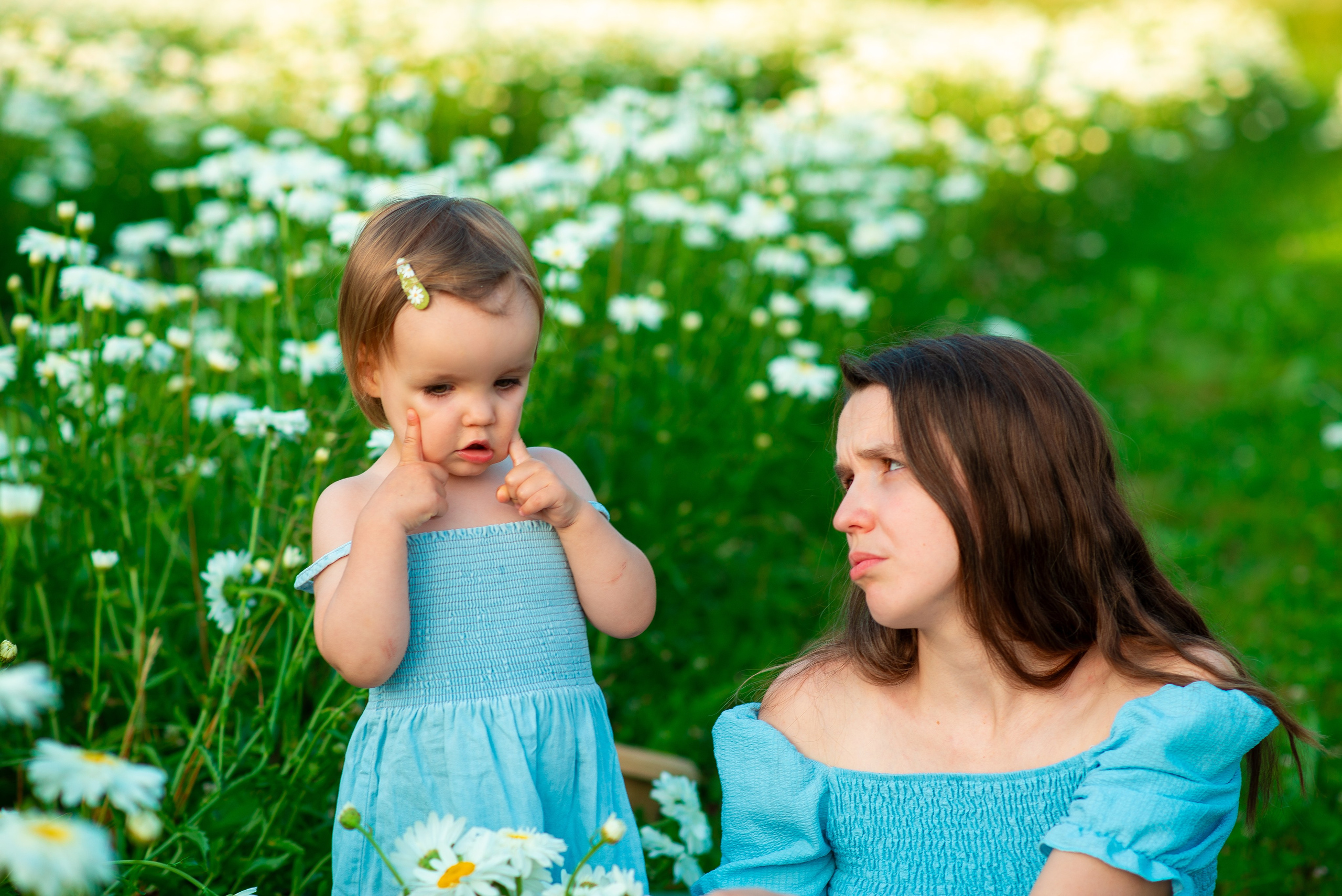 Вероника с семьей в ромашках. Семейный фотограф на выписку из роддома и крещение Минск Настя Гришук