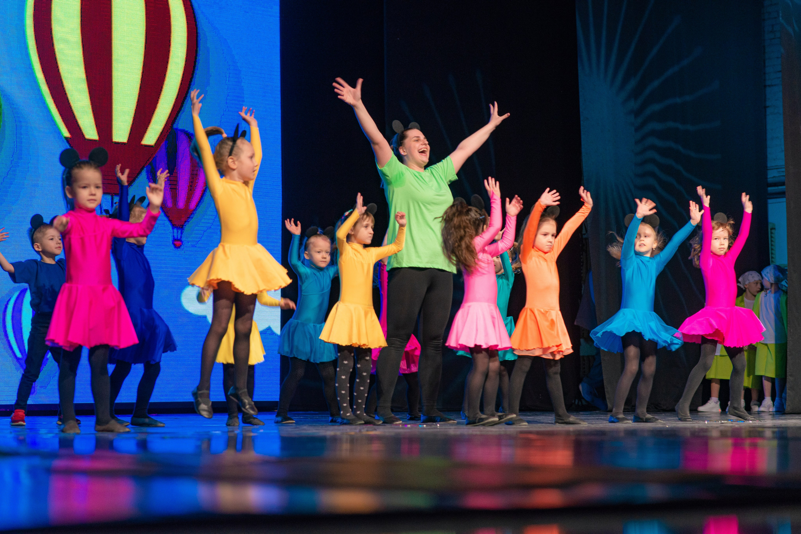 Выступление школы танцев Овация. Семейный фотограф на выписку из роддома и крещение Минск Настя Гришук