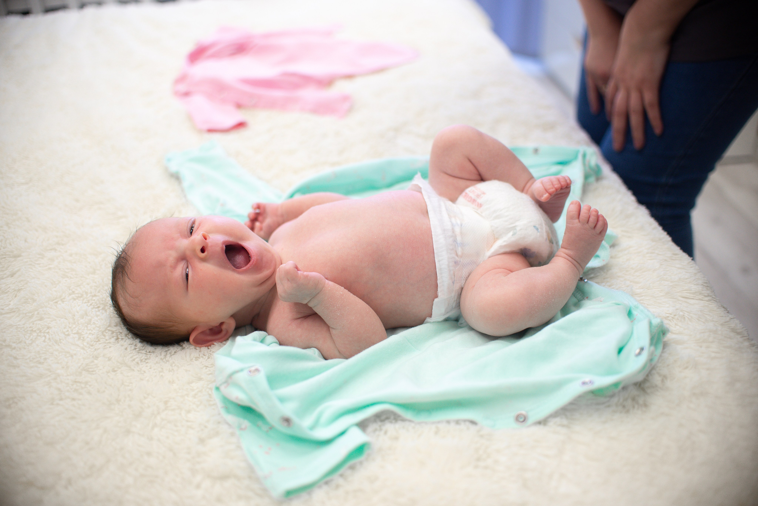 Крошка Манэ дома с родителями. Семейный фотограф на выписку из роддома и крещение Минск Настя Гришук