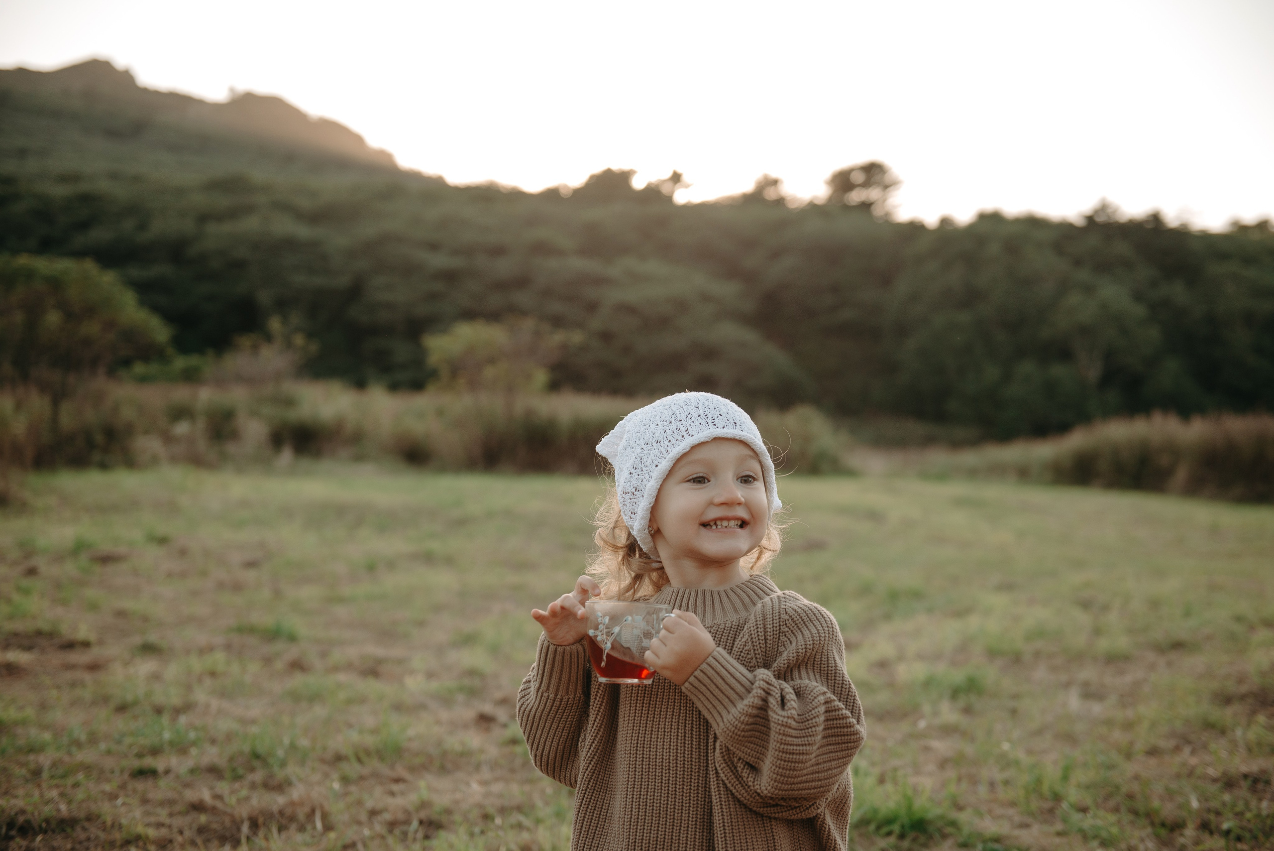Дениска и Пелагея на сенокосе. Ирина Метелица фотограф на Шикотане
