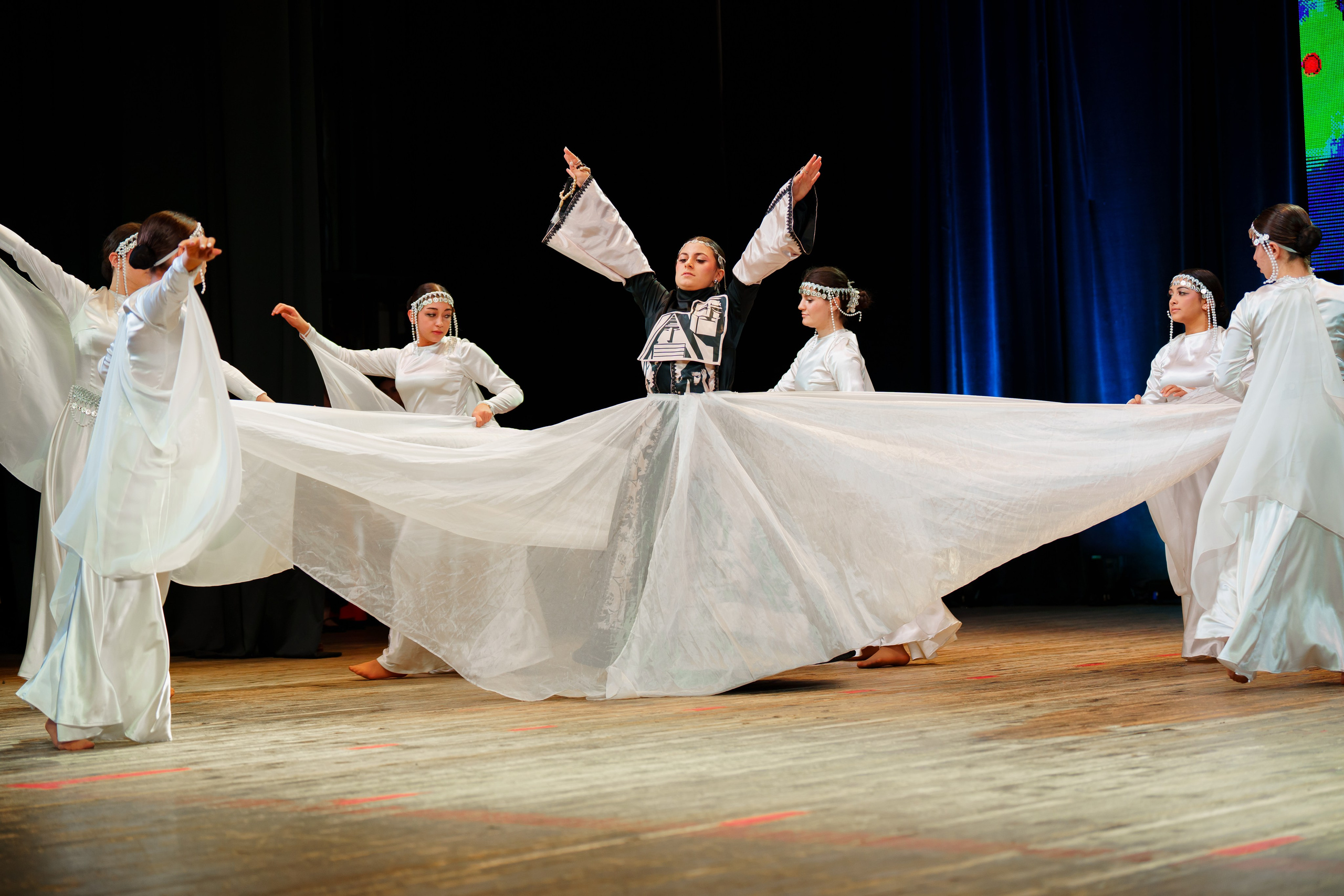 Танцевальный конкурс.Сцена. Фотограф видеограф Геннадий Янбаев в Сочи, Краснодаре