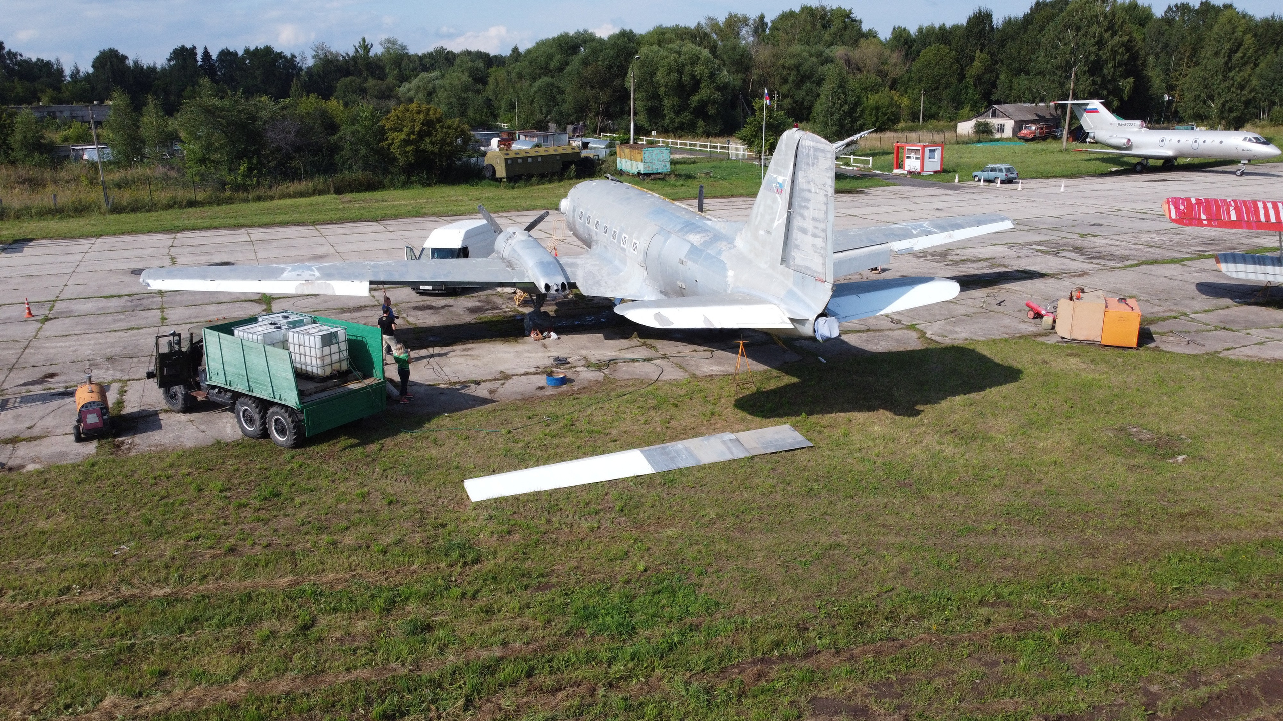 Ил-14Т «Голубая Мечта» — смывка краски (2021 г.). Фотоальбом показывающий увлекательный мир авиации и мир медведей Андрея Иванова